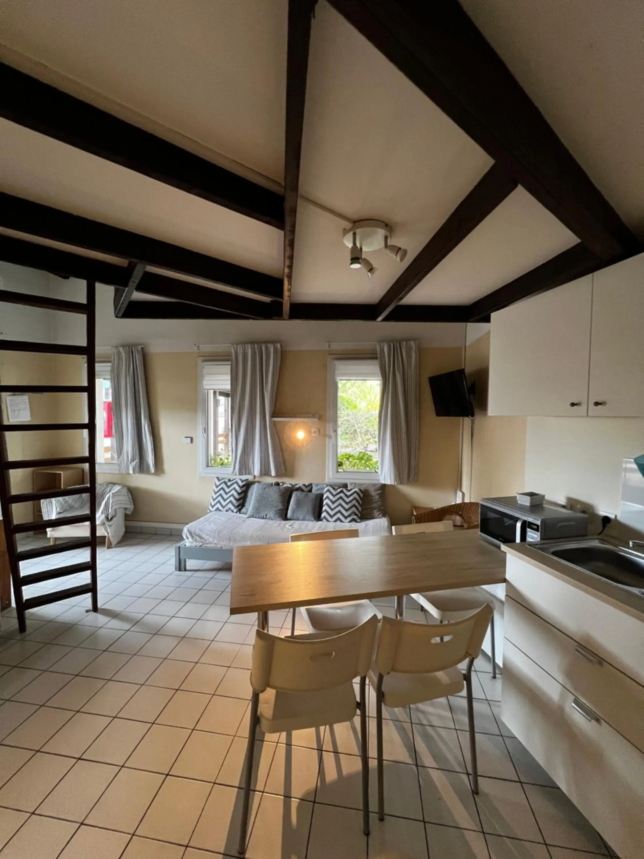 Dining area in Résidence Thibaud