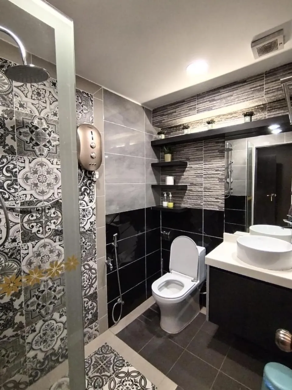 Shower in Grand Illusyin