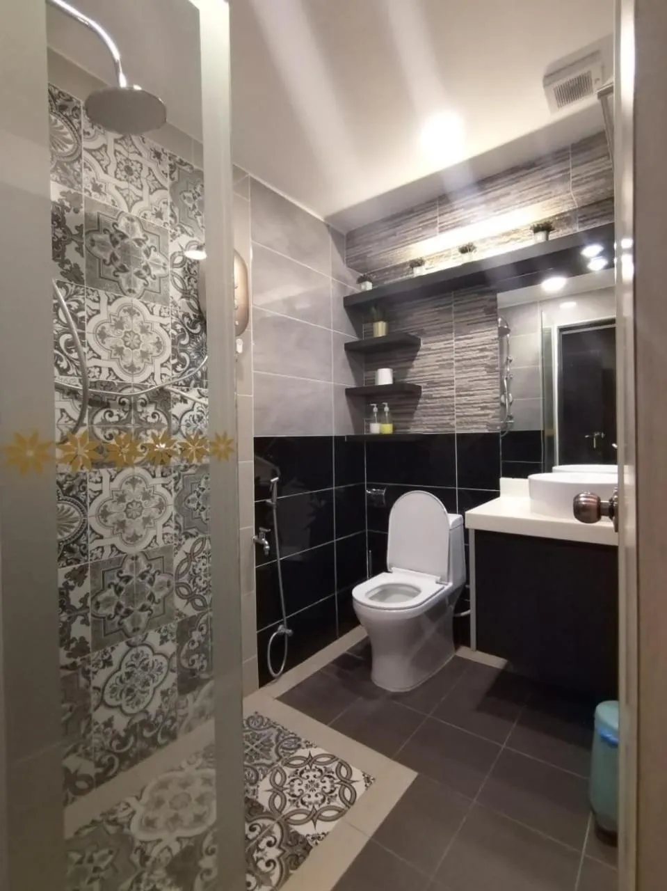 Shower in Grand Illusyin