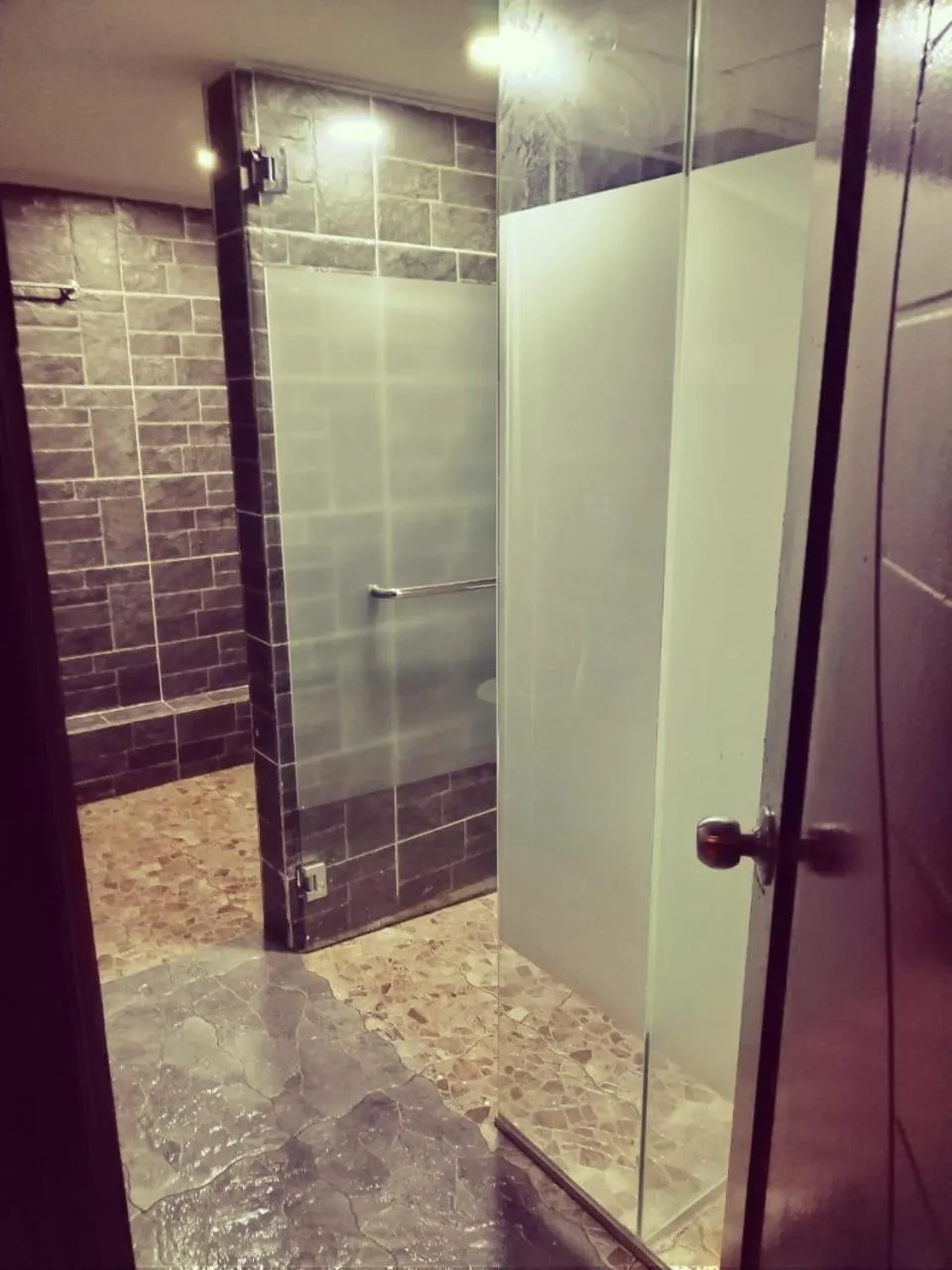 Shower in Grand Illusyin