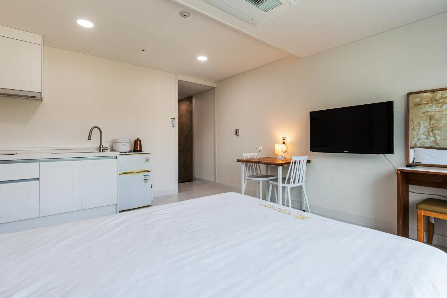 Bed in Aewol Oceanstay