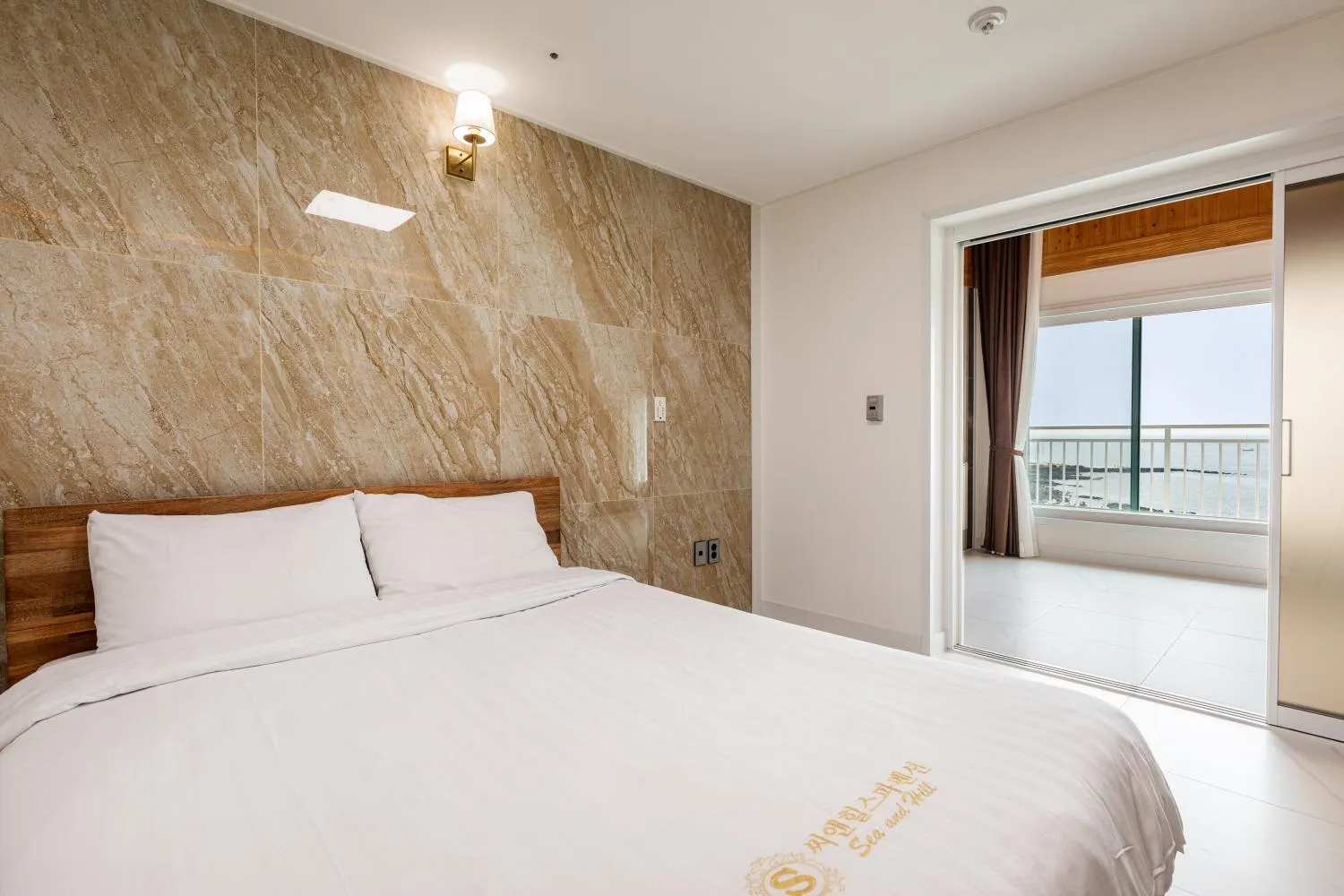 Bed in Aewol Oceanstay