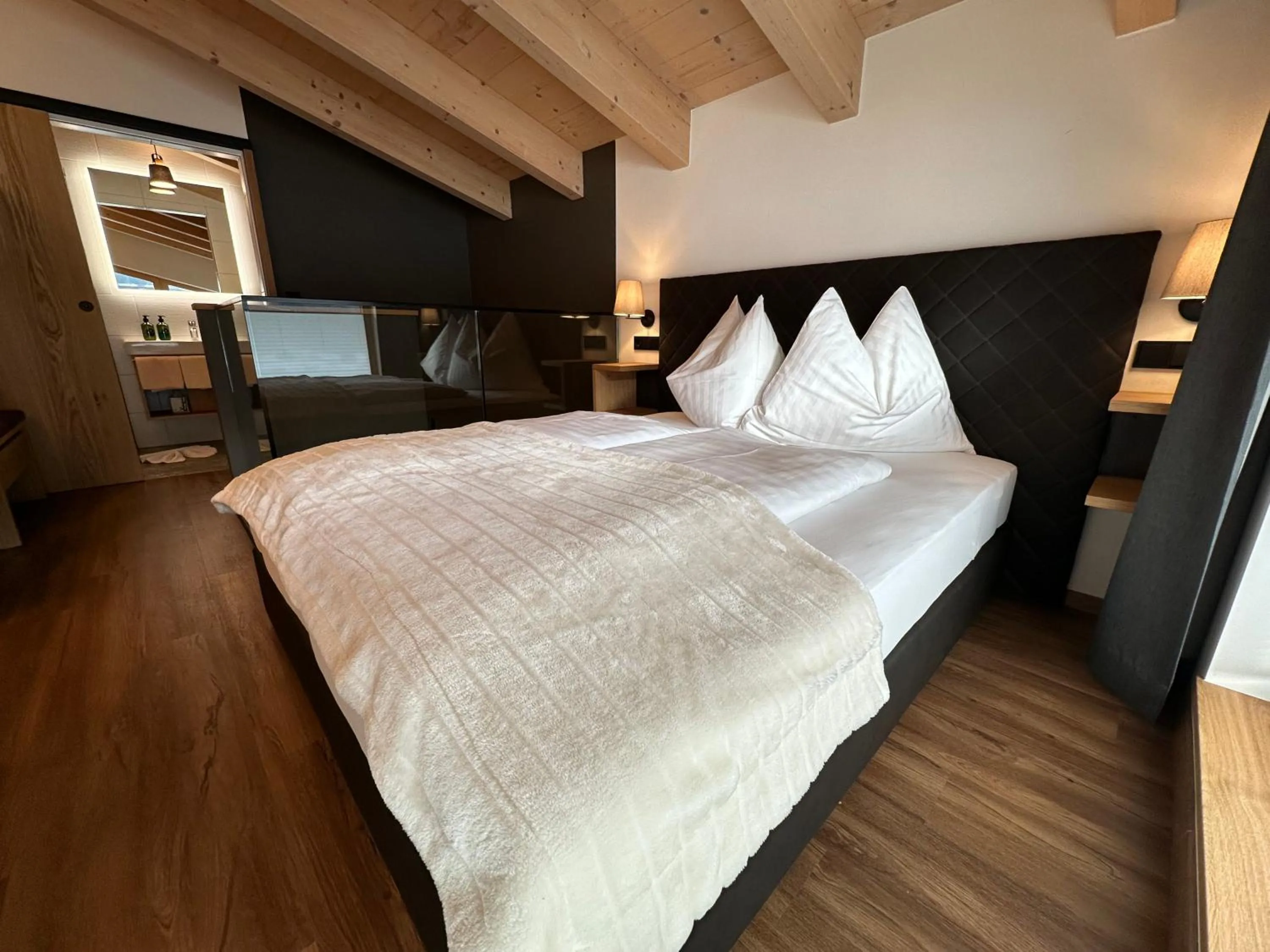 Shower, Bed in Pension Dorferwirt