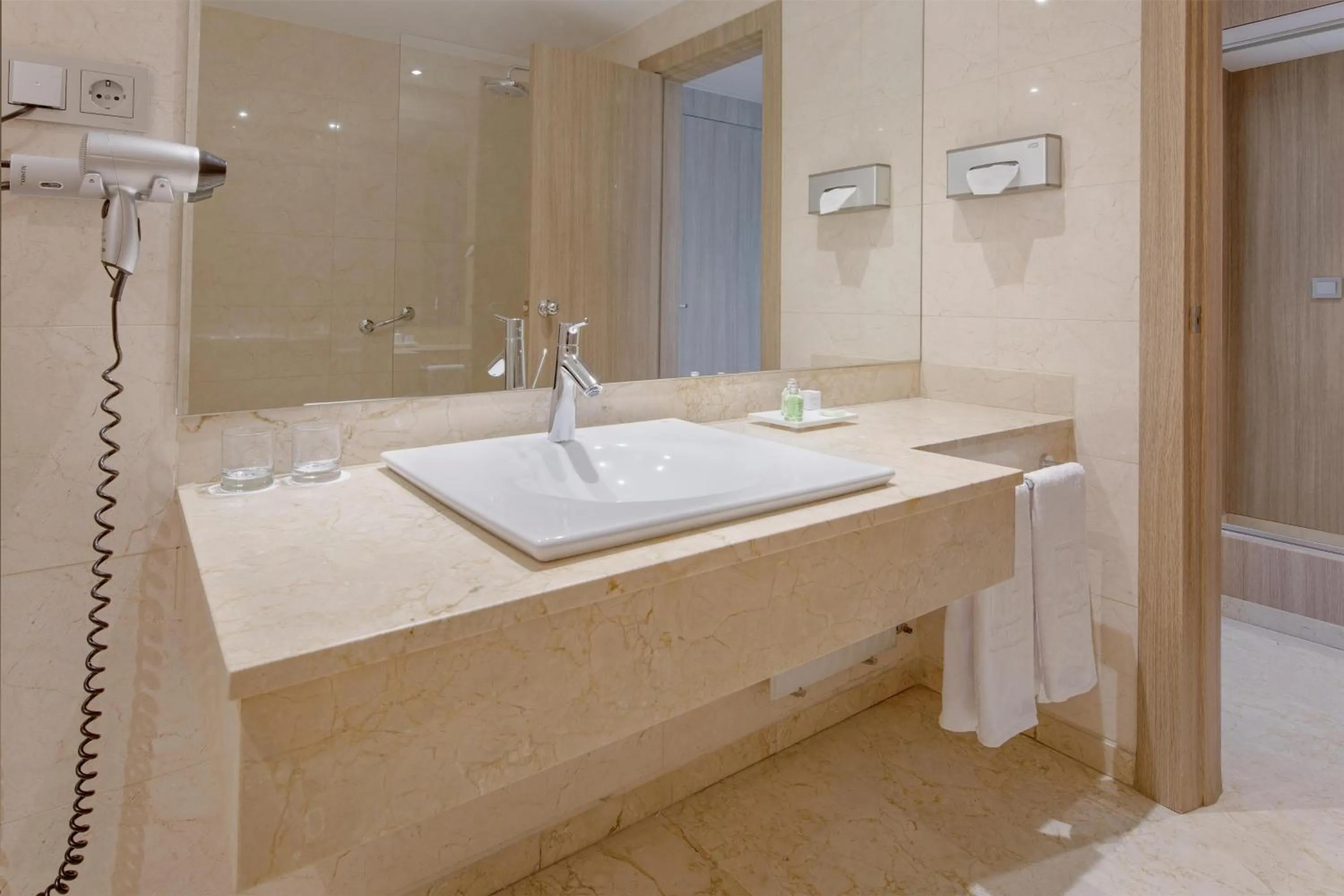 Bathroom in NH Ciudad de Zaragoza