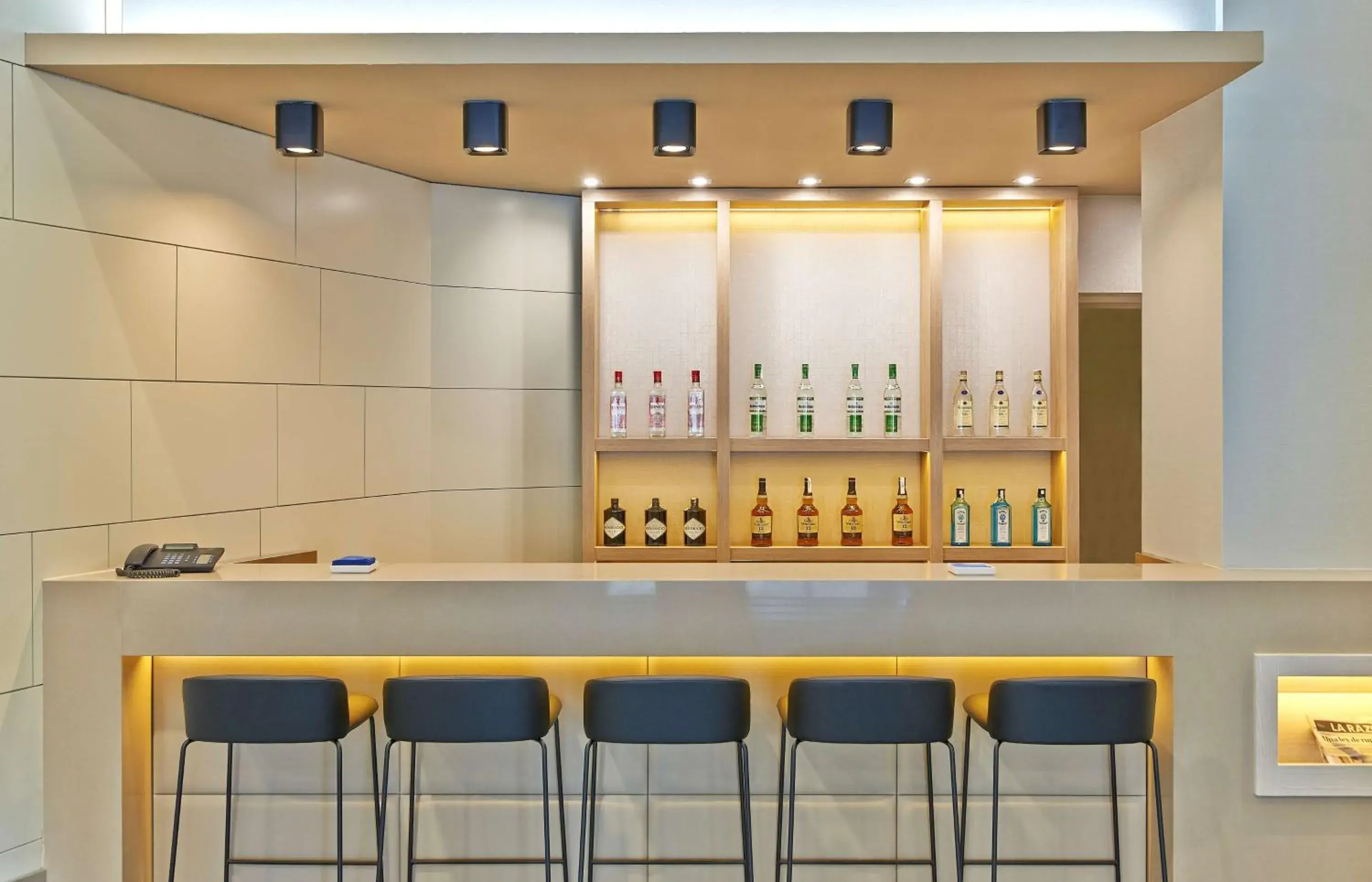 Lounge or bar in NH Ciudad de Zaragoza Lounge or bar in NH Ciudad de Zaragoza