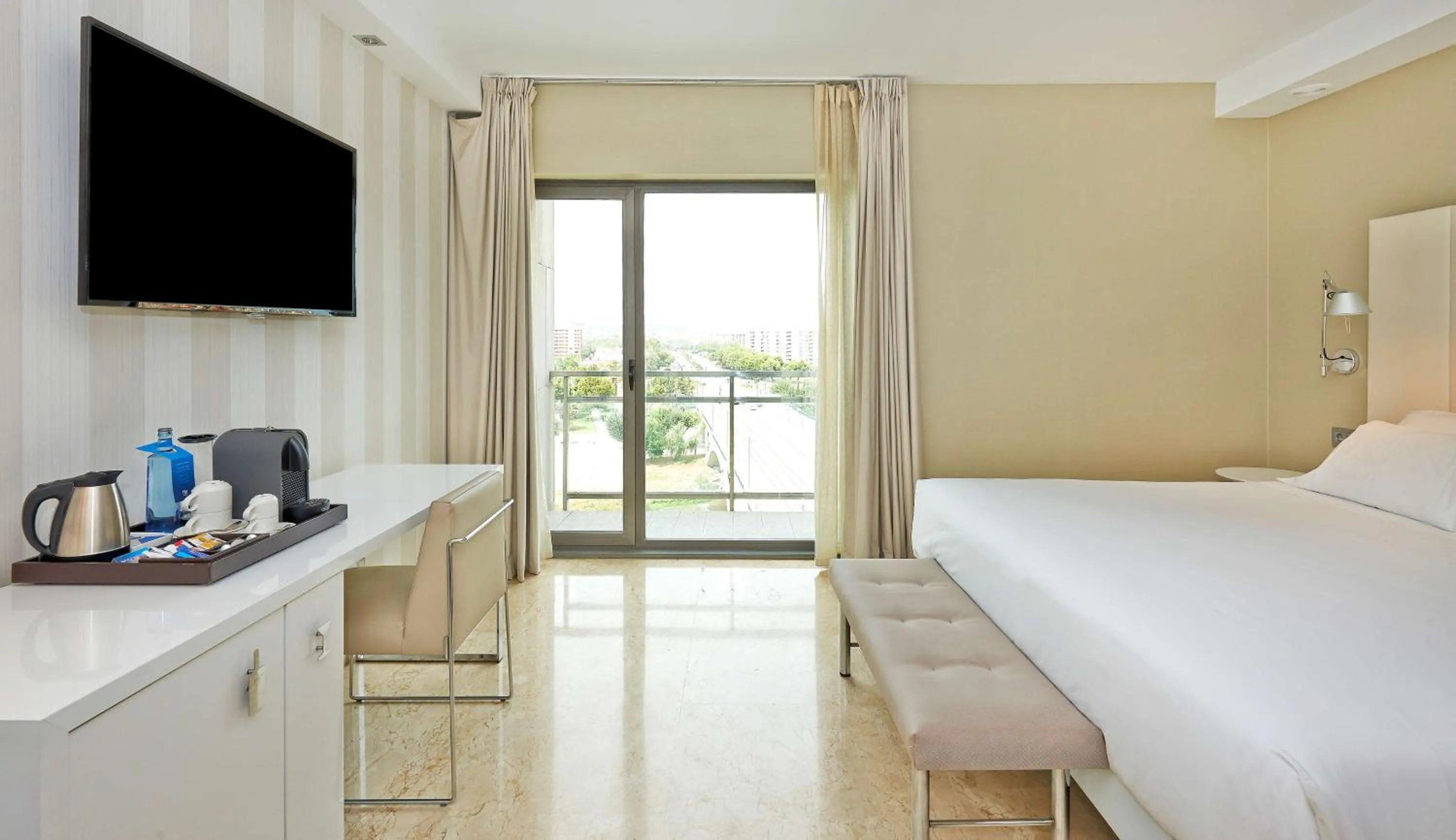 View (from property/room), Bed in NH Ciudad de Zaragoza