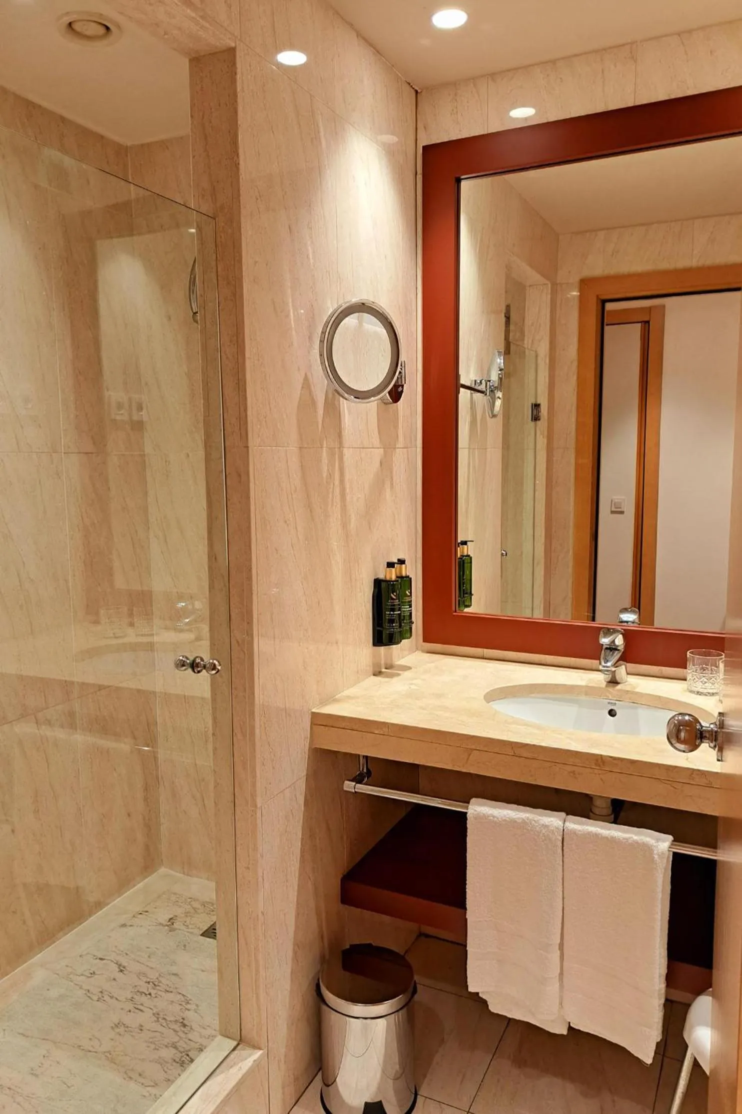 Shower in Hotel Puerta Santander