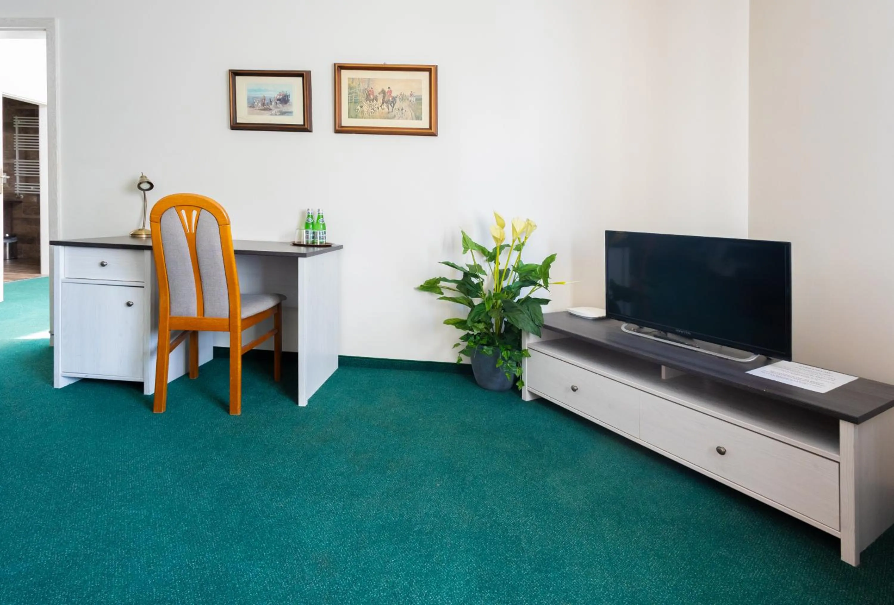 Communal lounge/ TV room in Hotel Sandro Silver & Spichlerz Antoniny