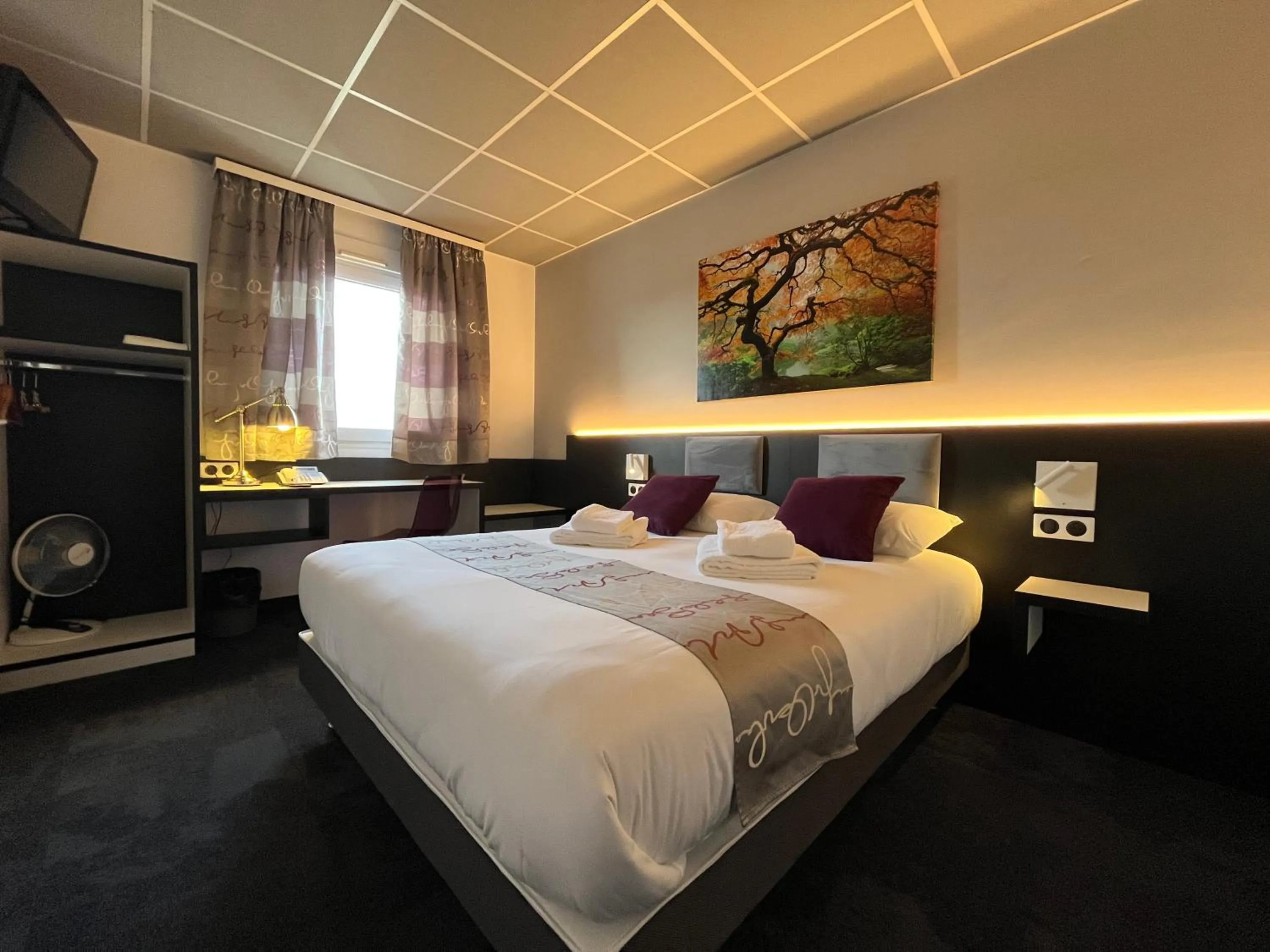 Photo of the whole room, Bed in BRIT HOTEL LE VESOUL