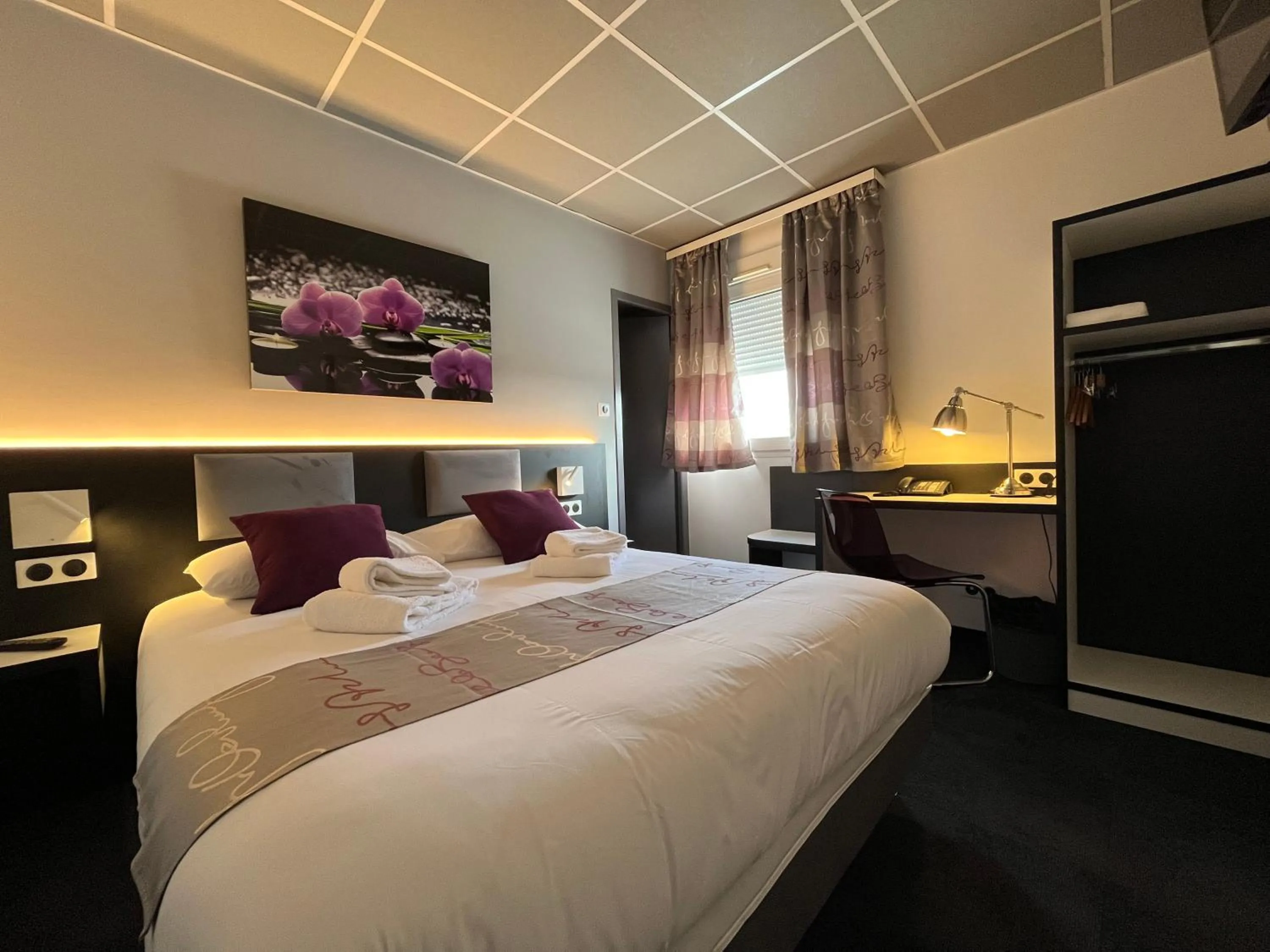 Bed in BRIT HOTEL LE VESOUL