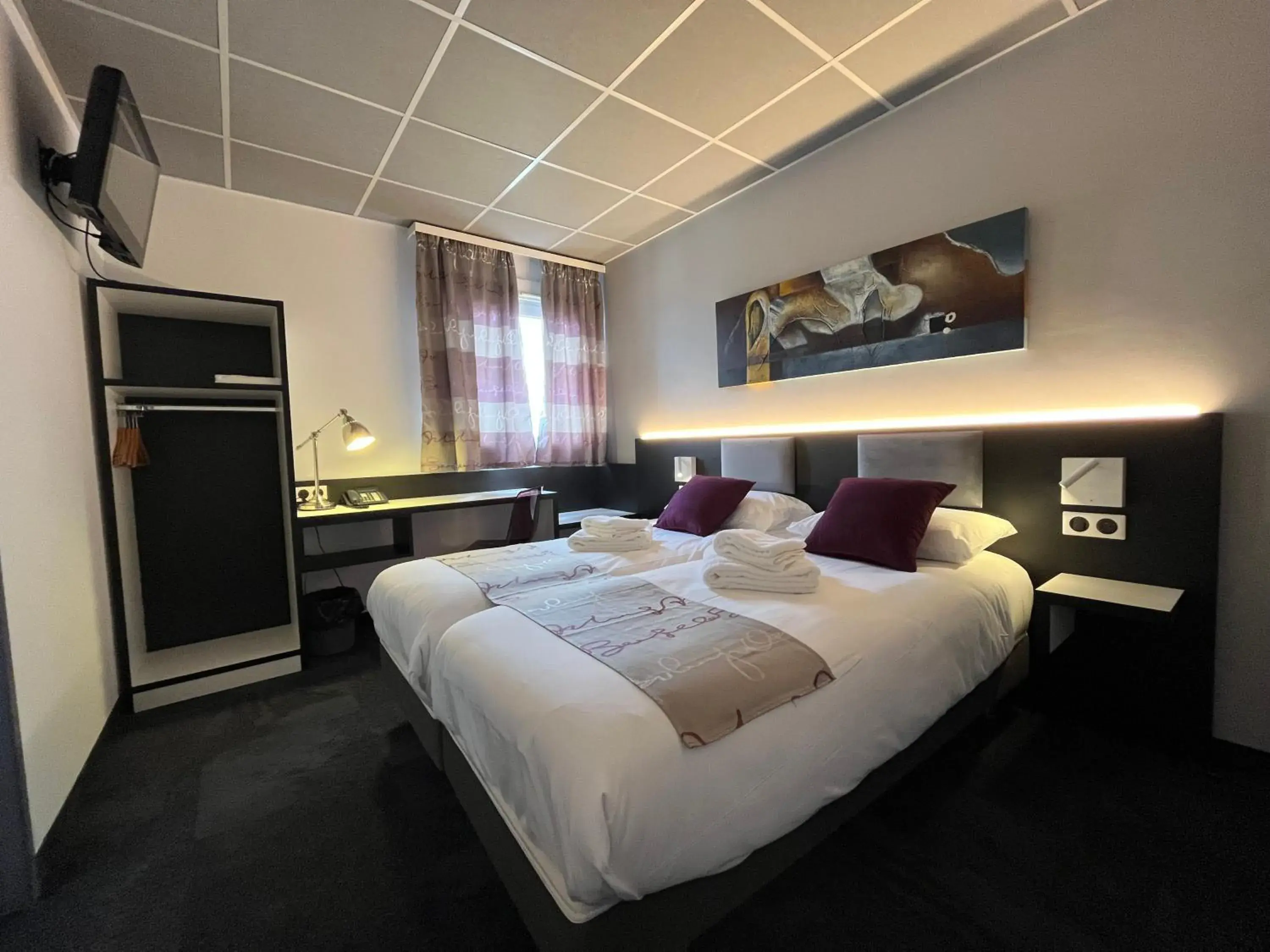 Twin Room in BRIT HOTEL LE VESOUL Twin Room in BRIT HOTEL LE VESOUL