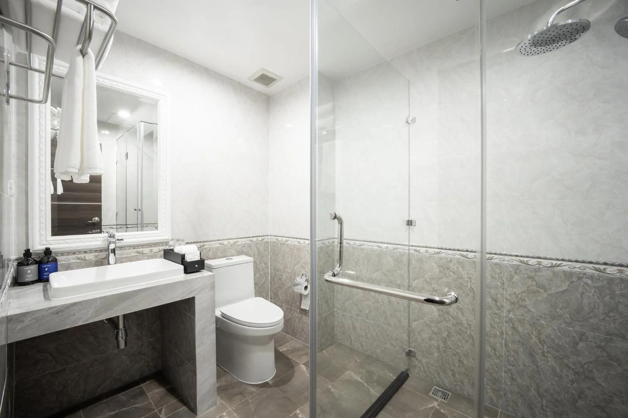 Shower in Eastin Hotel Vientiane