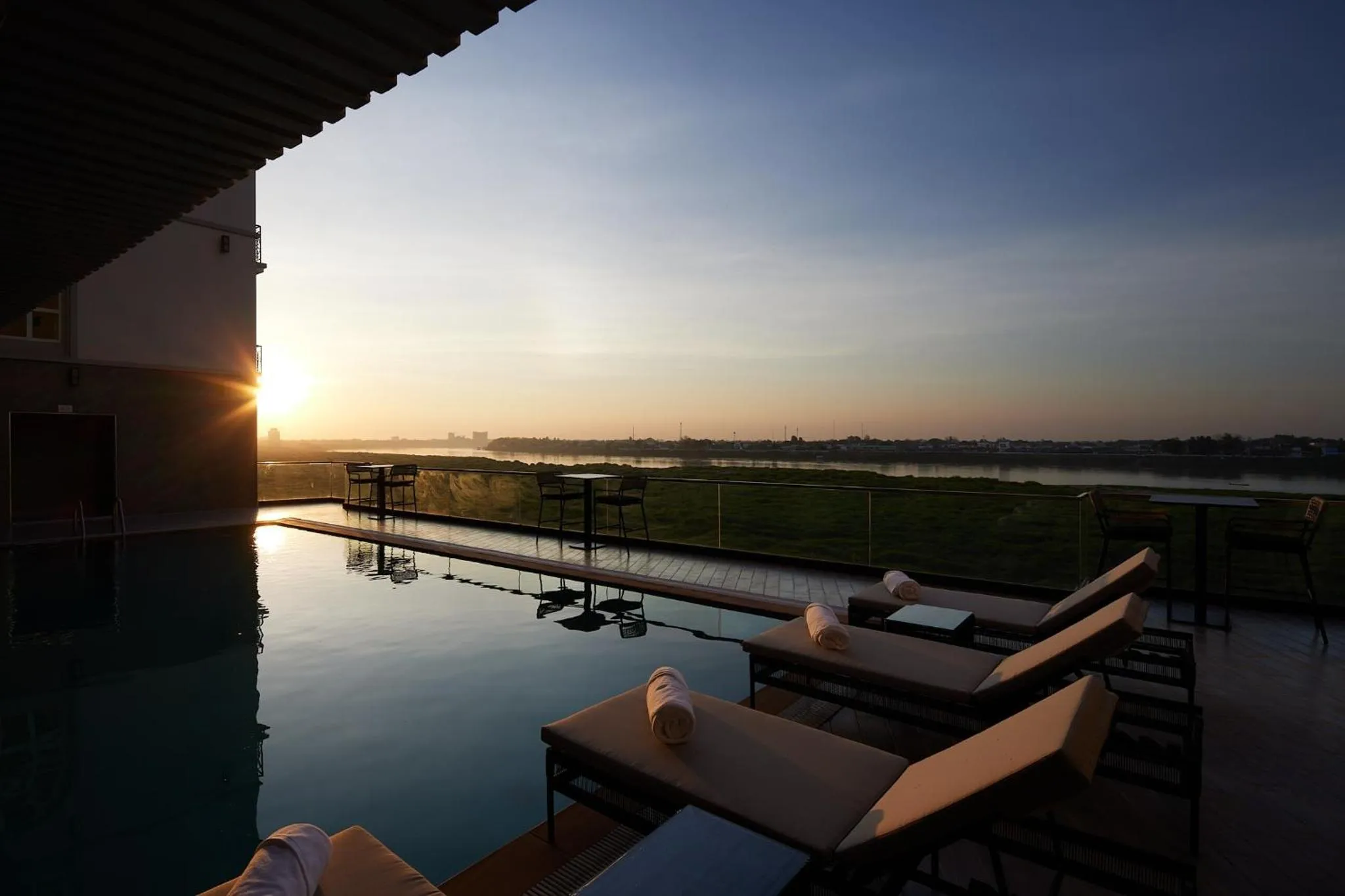 Swimming pool in Eastin Hotel Vientiane