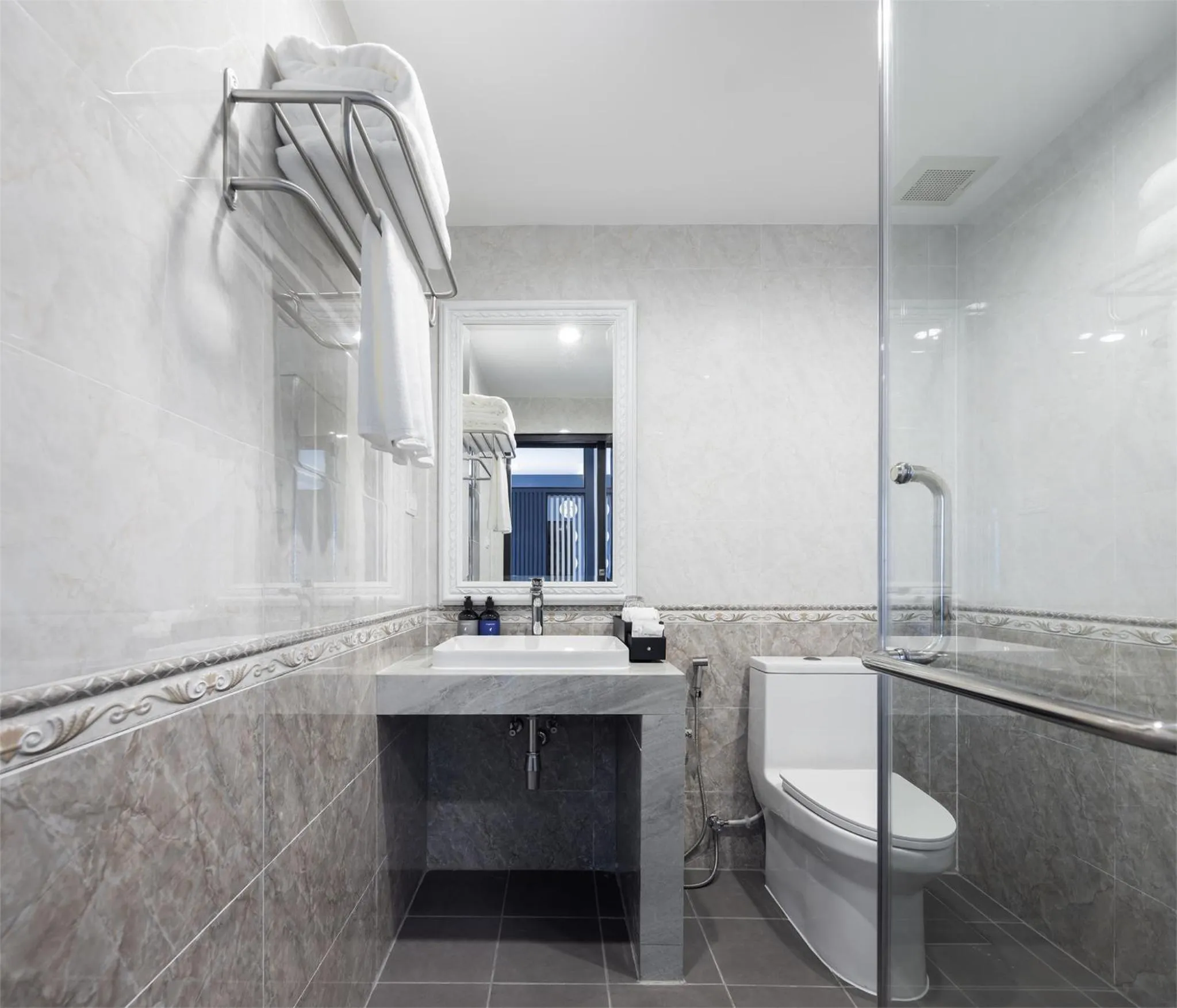 Shower in Eastin Hotel Vientiane