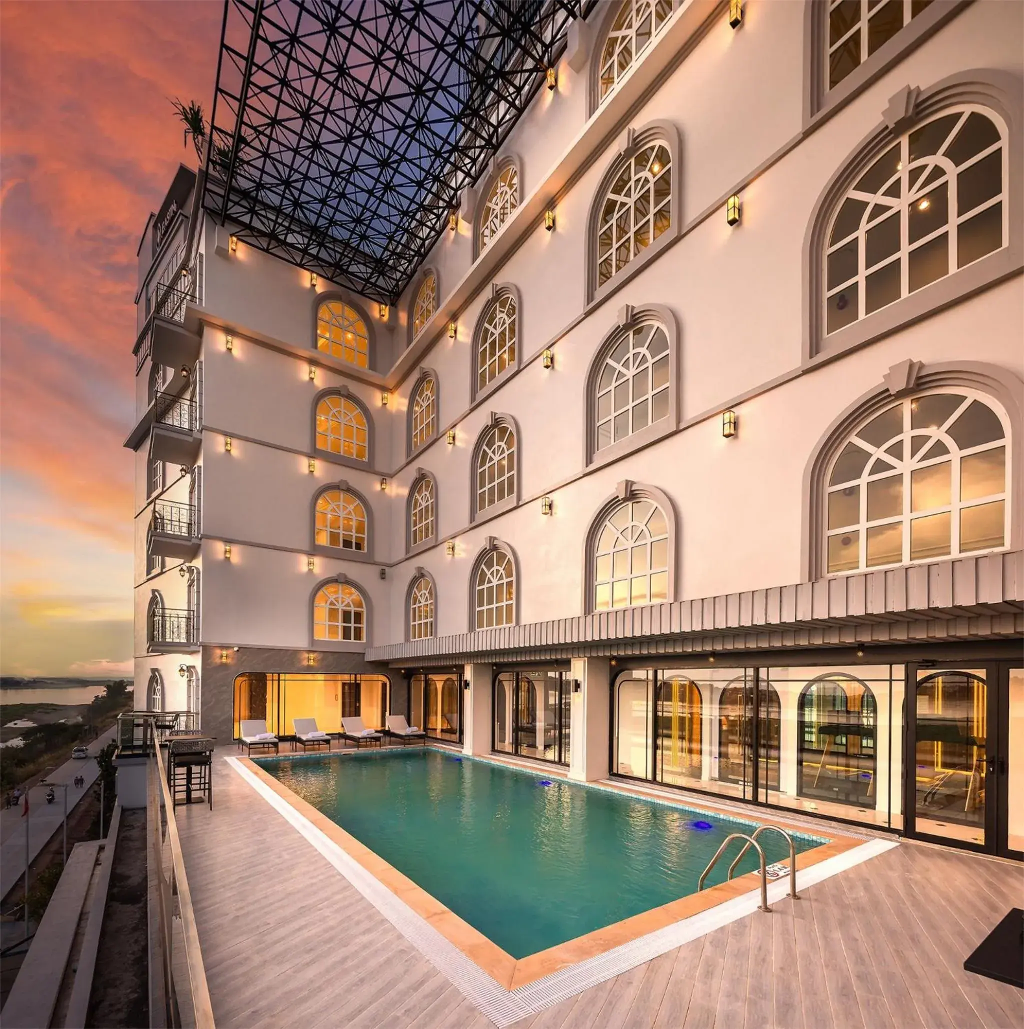 Swimming pool in Eastin Hotel Vientiane Swimming pool in Eastin Hotel Vientiane