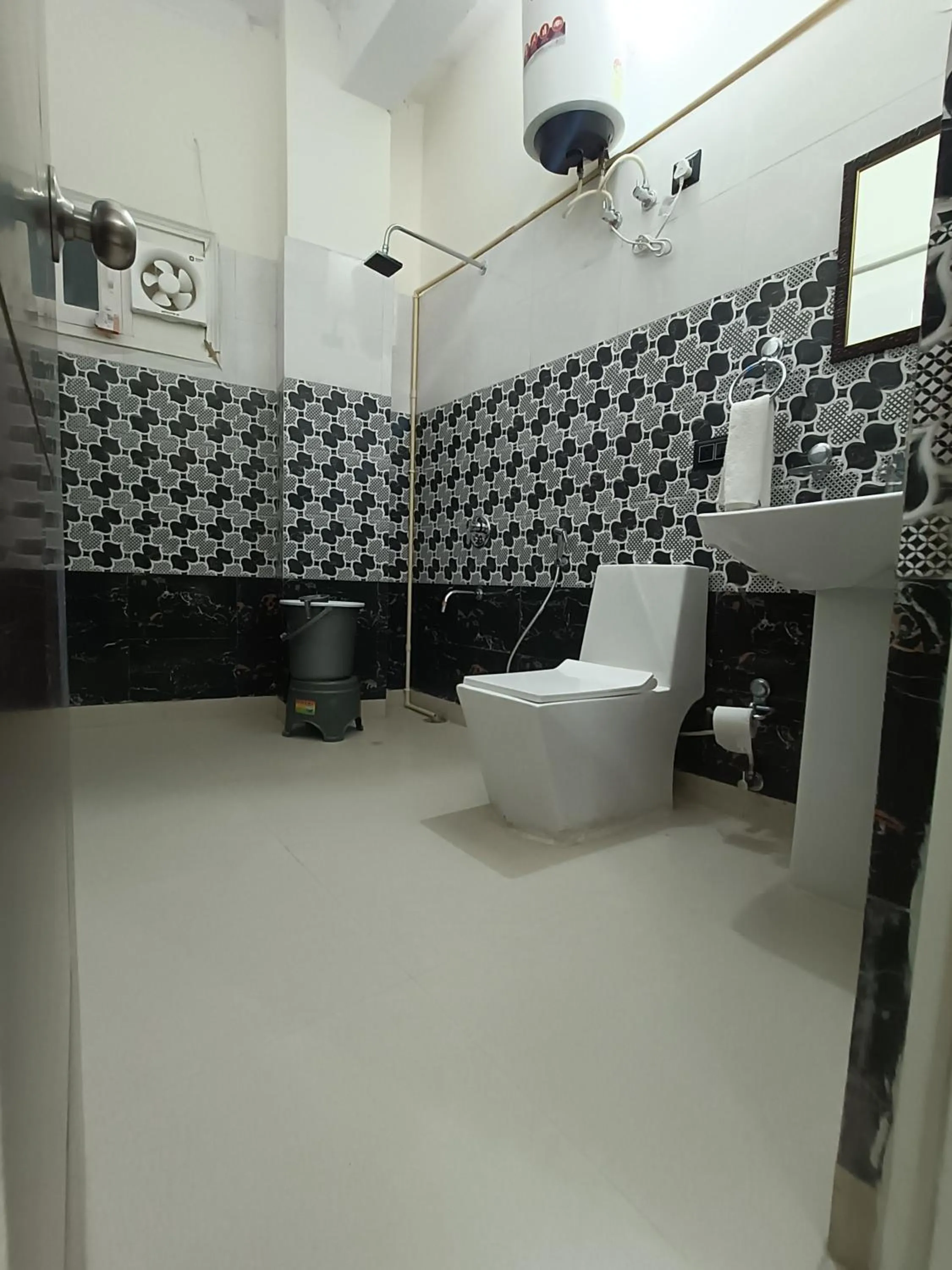 Shower in White House Country Inn By PEARL Luxury Hotel In Jhajjar