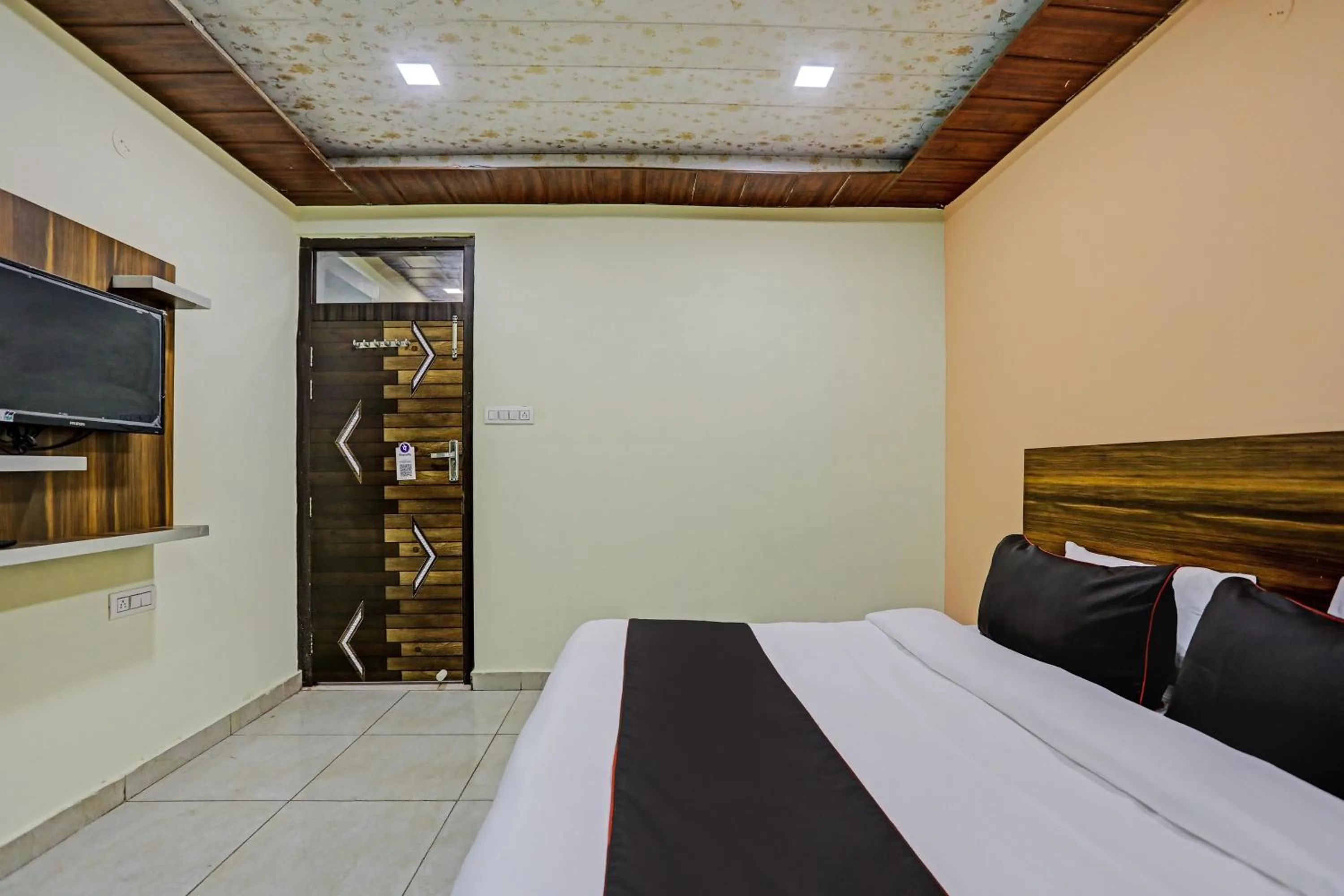 Bedroom, Bed in Hotel O by OYO Yatika Inn