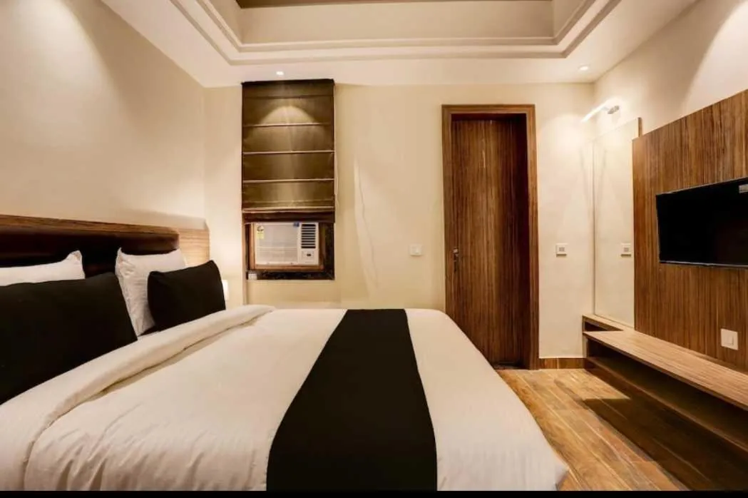 Bedroom, Bed in Collection O JK Temple Kanpur Formerly Yatika Inn