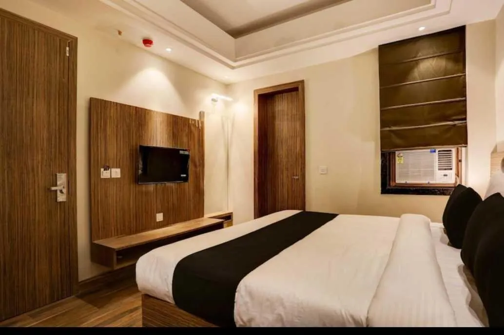 Bedroom, Bed in Collection O JK Temple Kanpur Formerly Yatika Inn