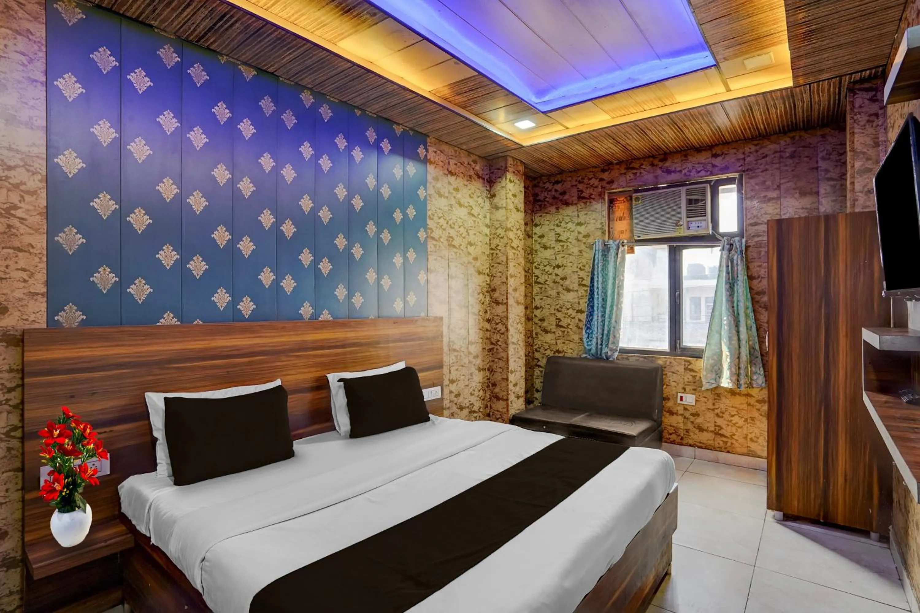 Bedroom, Bed in Super Collection O JK Temple Kanpur Formerly Yatika Inn