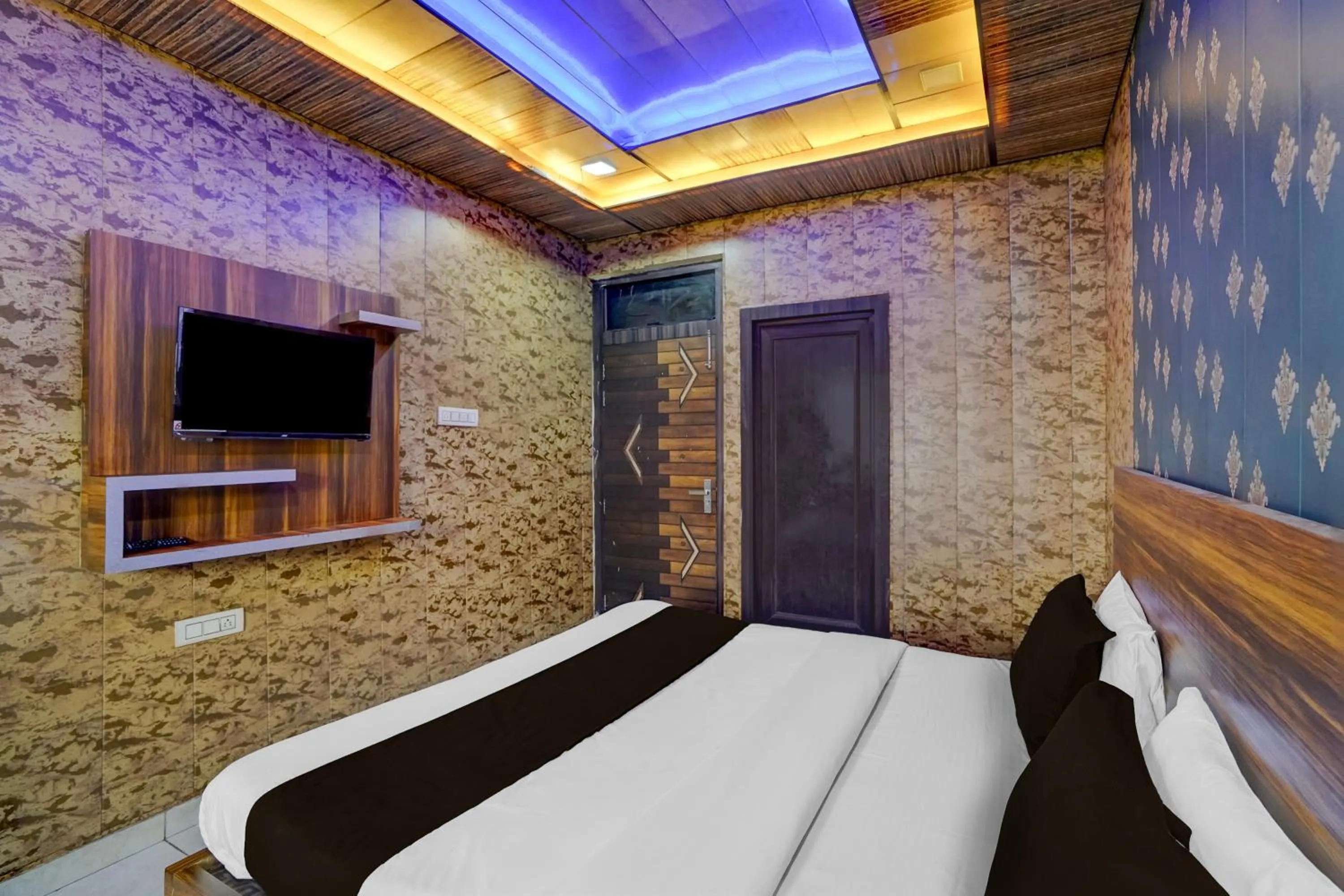 Bedroom, Bed in Super Collection O JK Temple Kanpur Formerly Yatika Inn