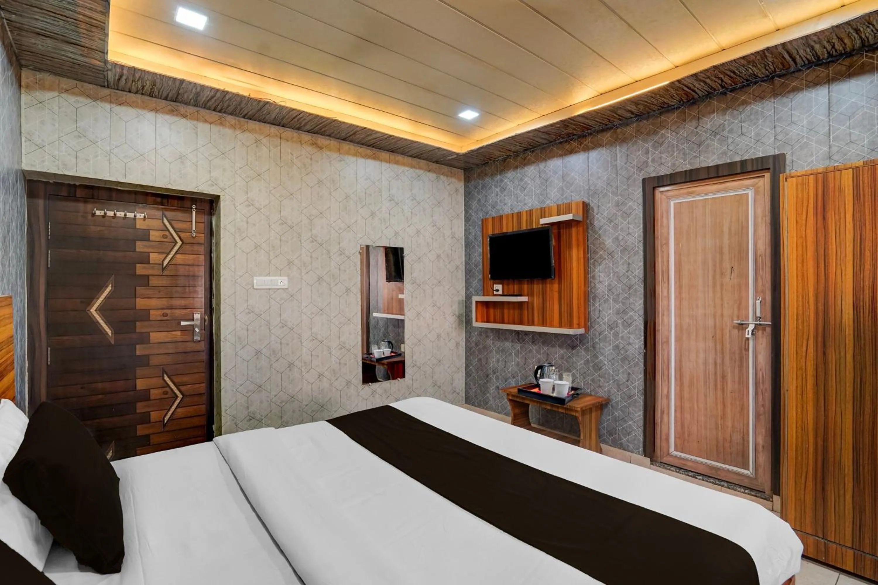 Bedroom, Bed in Super Collection O JK Temple Kanpur Formerly Yatika Inn