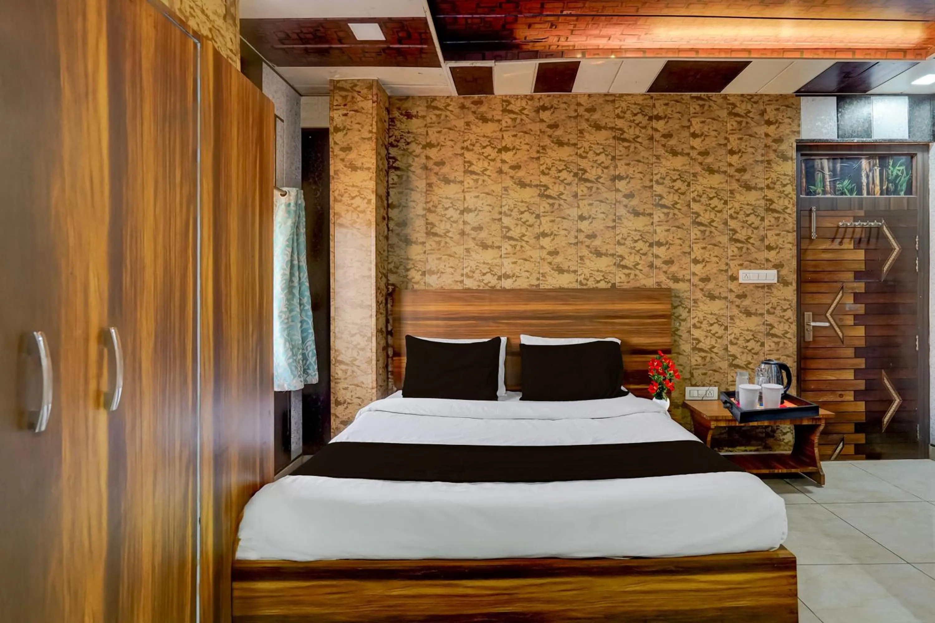 Bedroom, Bed in Super Collection O JK Temple Kanpur Formerly Yatika Inn