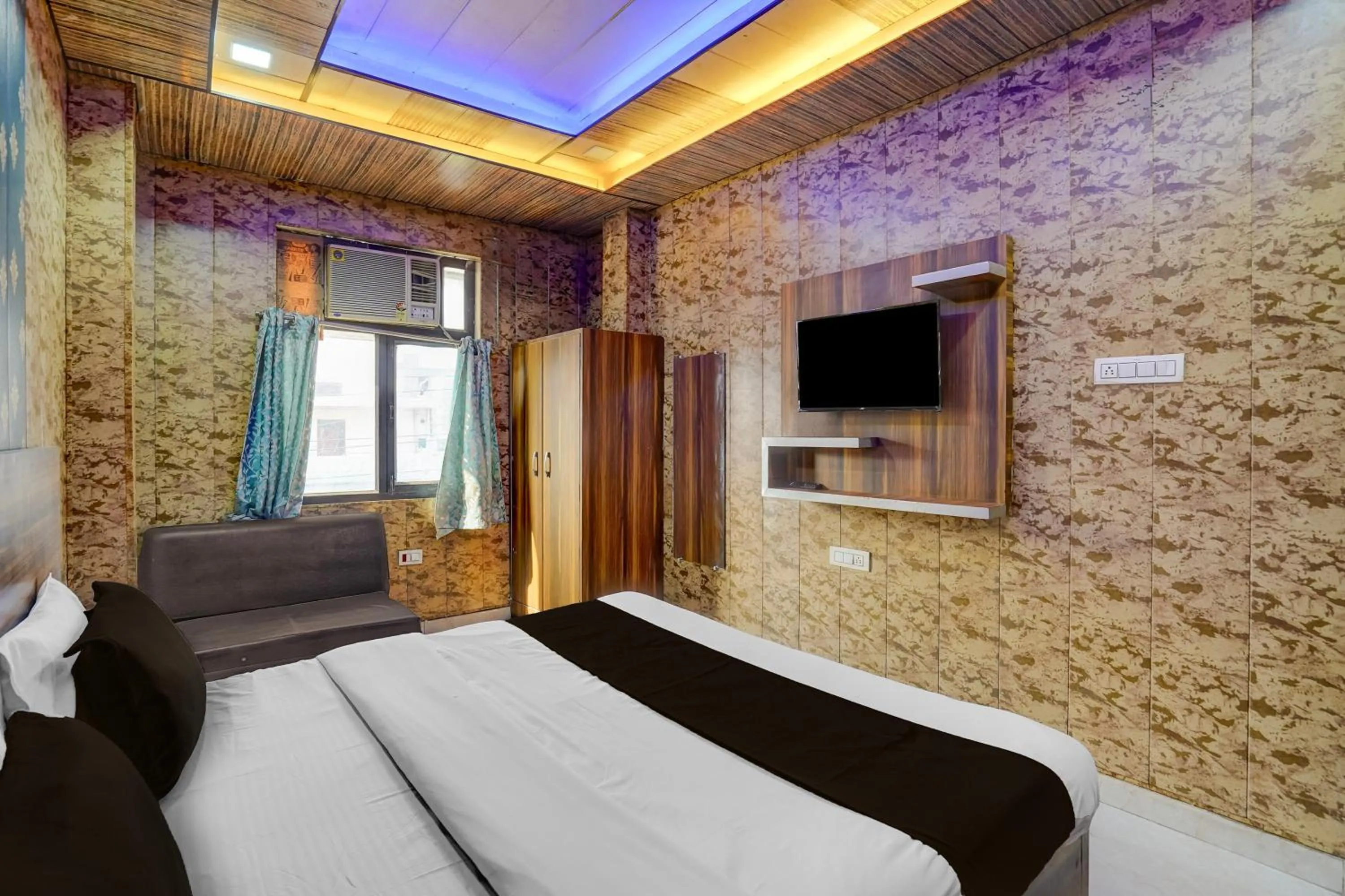 Bedroom, Bed in Super Collection O JK Temple Kanpur Formerly Yatika Inn