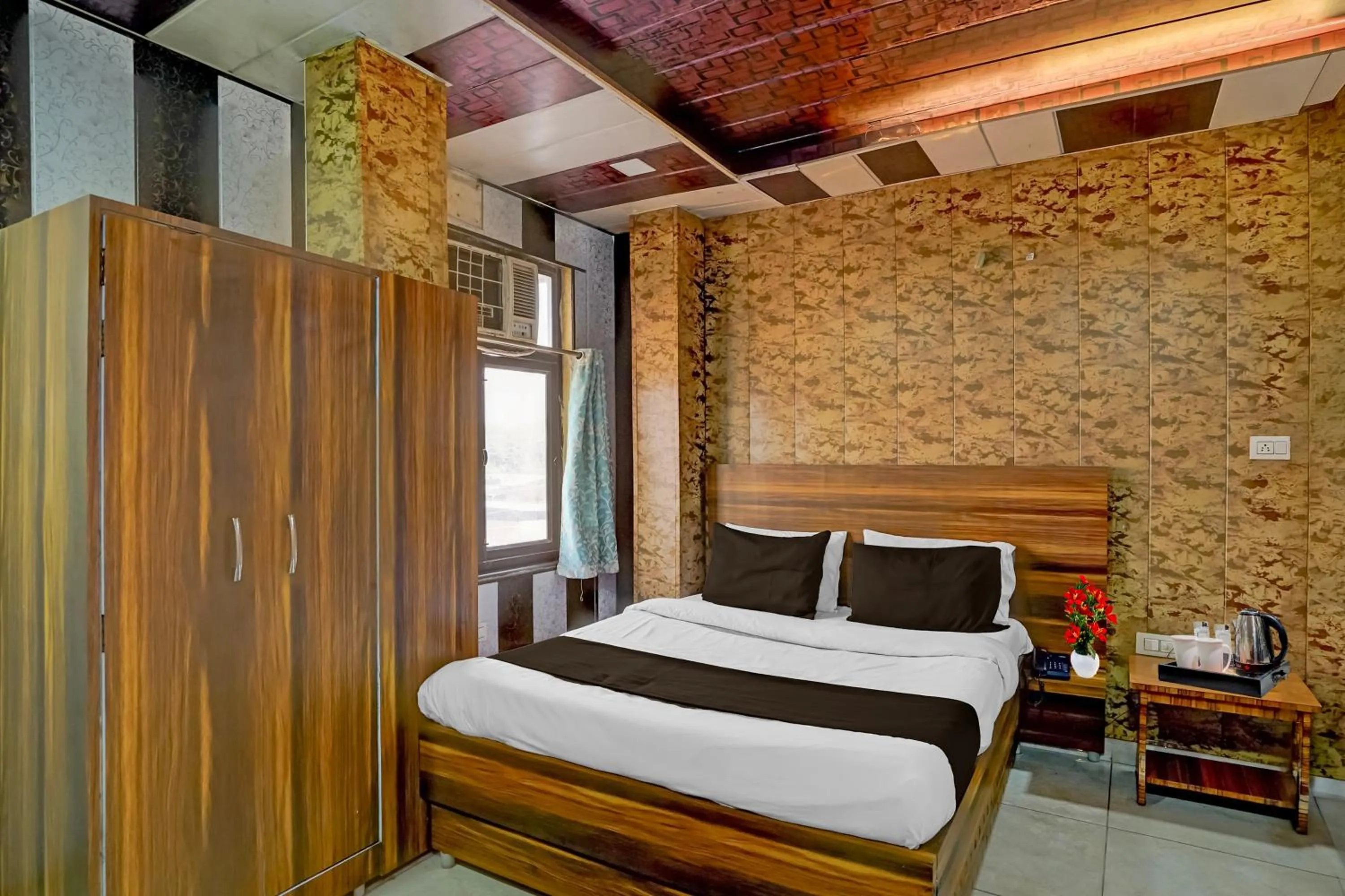 Bedroom, Bed in Super Collection O JK Temple Kanpur Formerly Yatika Inn