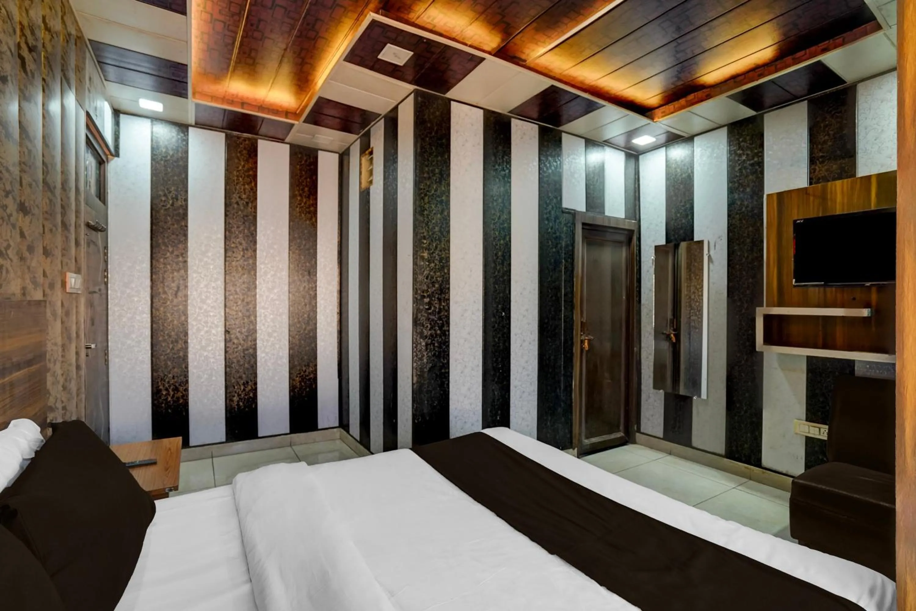 Bedroom, Bed in Super Collection O JK Temple Kanpur Formerly Yatika Inn