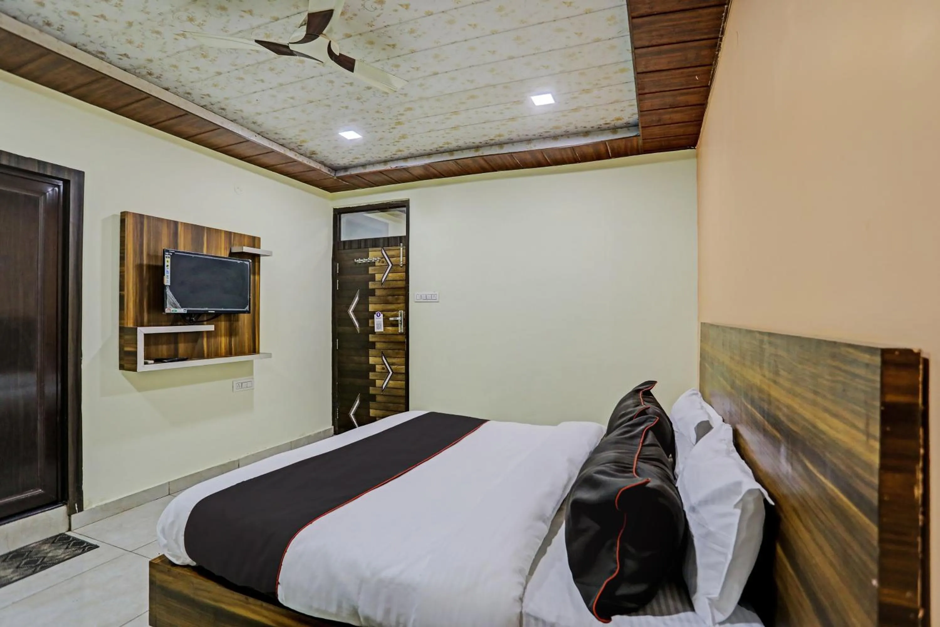 Bathroom, Bed in Hotel O by OYO Yatika Inn