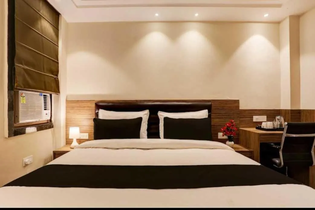 Bedroom, Bed in Collection O JK Temple Kanpur Formerly Yatika Inn