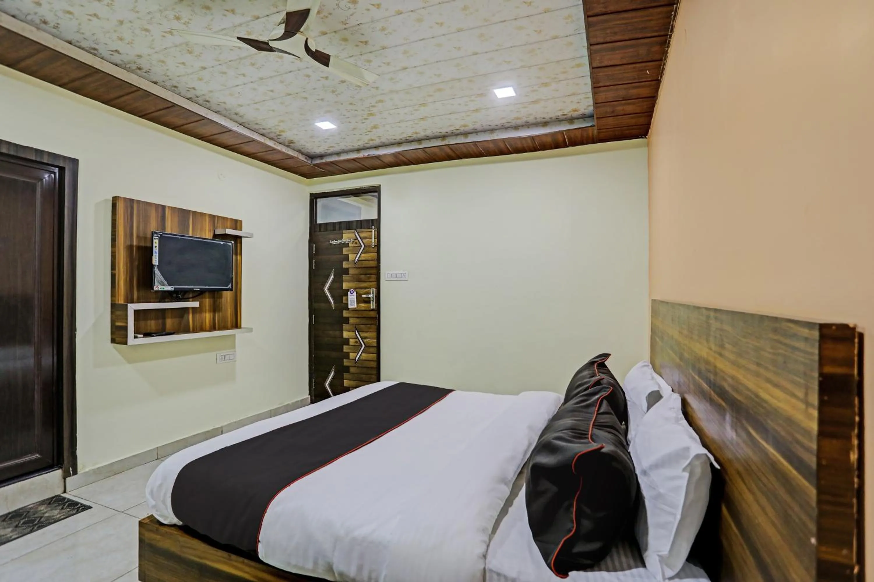 Bathroom, Bed in Hotel O by OYO Yatika Inn