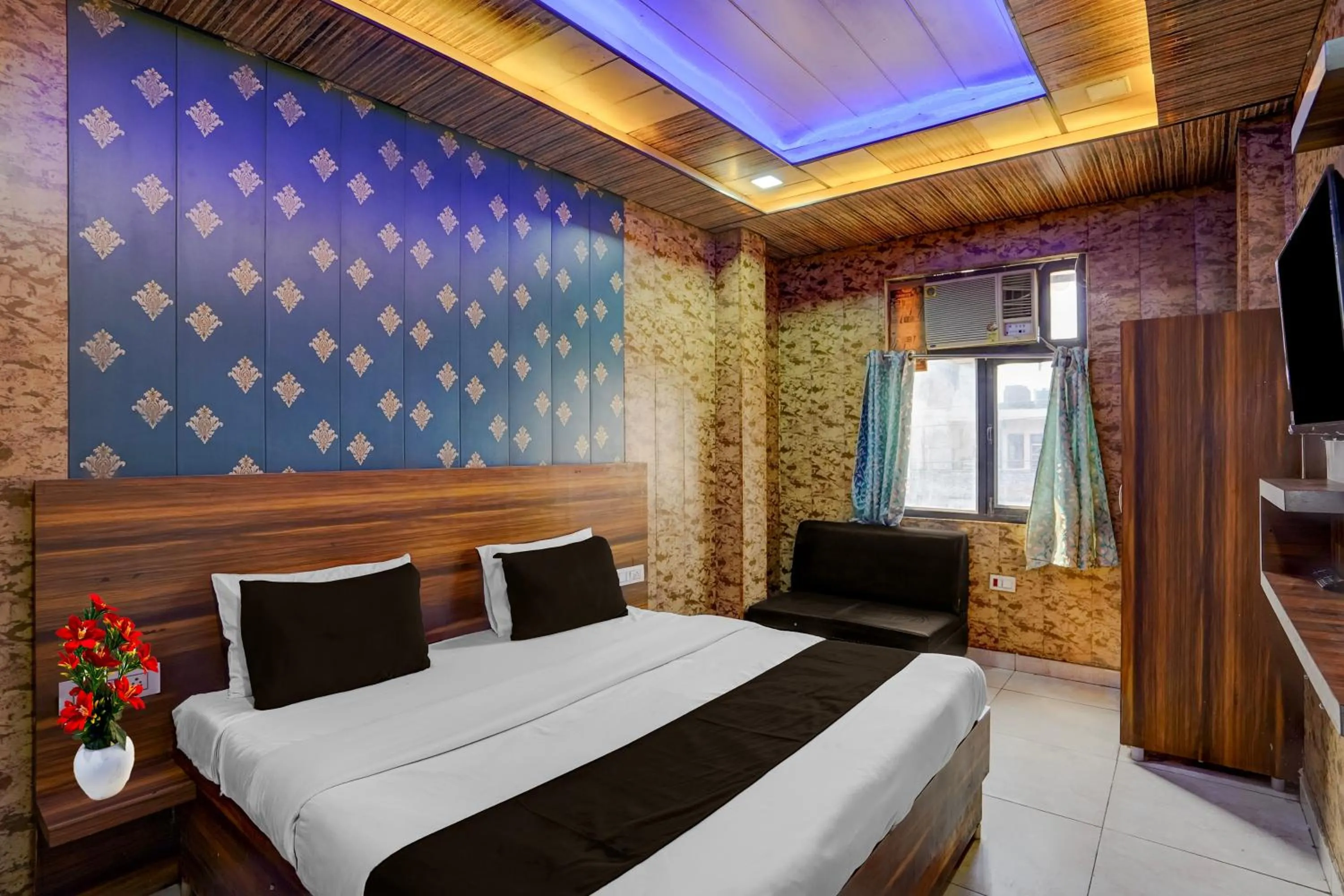 Bedroom, Bed in Super Collection O JK Temple Kanpur Formerly Yatika Inn