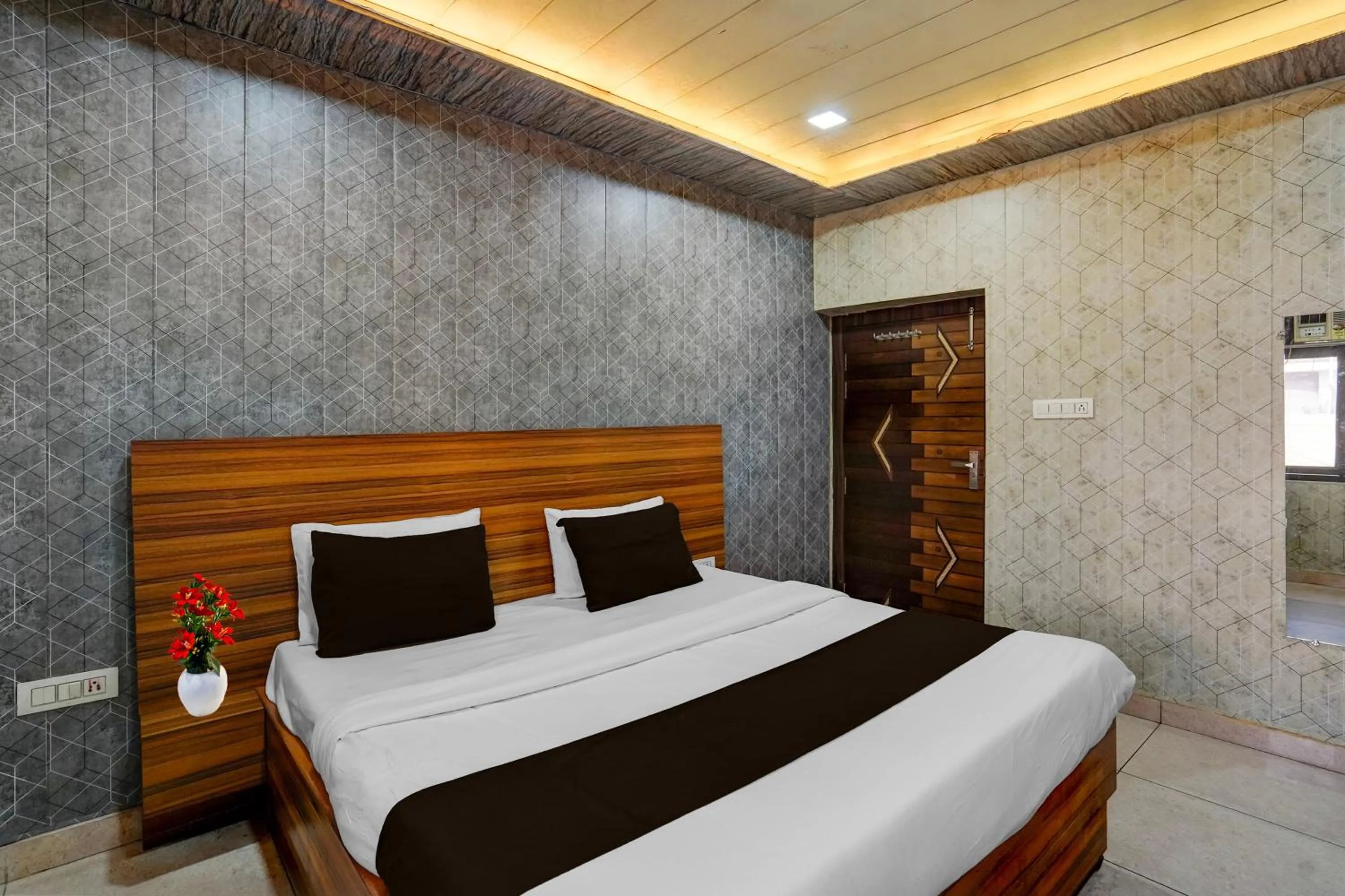 Bedroom, Bed in Super Collection O JK Temple Kanpur Formerly Yatika Inn