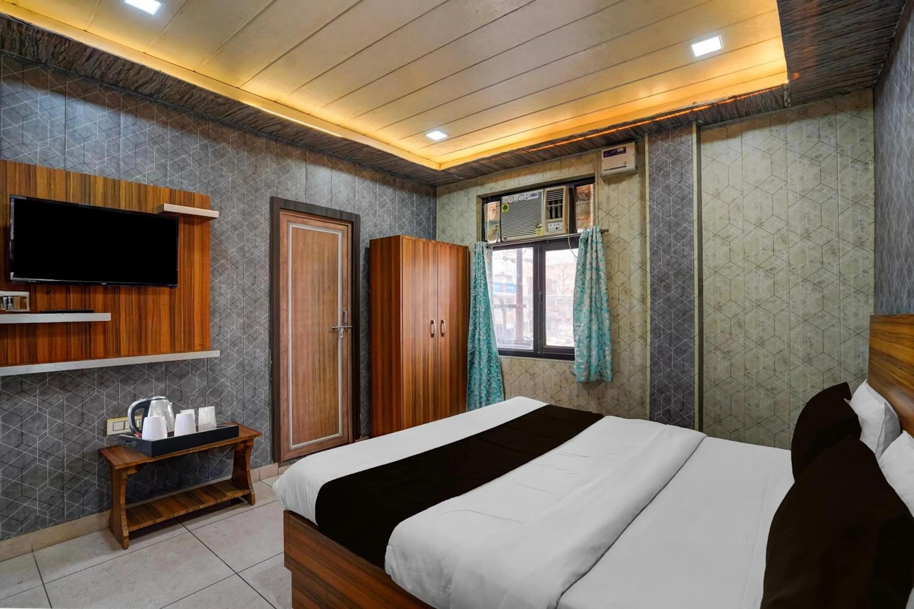 Bedroom, Bed in Super Collection O JK Temple Kanpur Formerly Yatika Inn