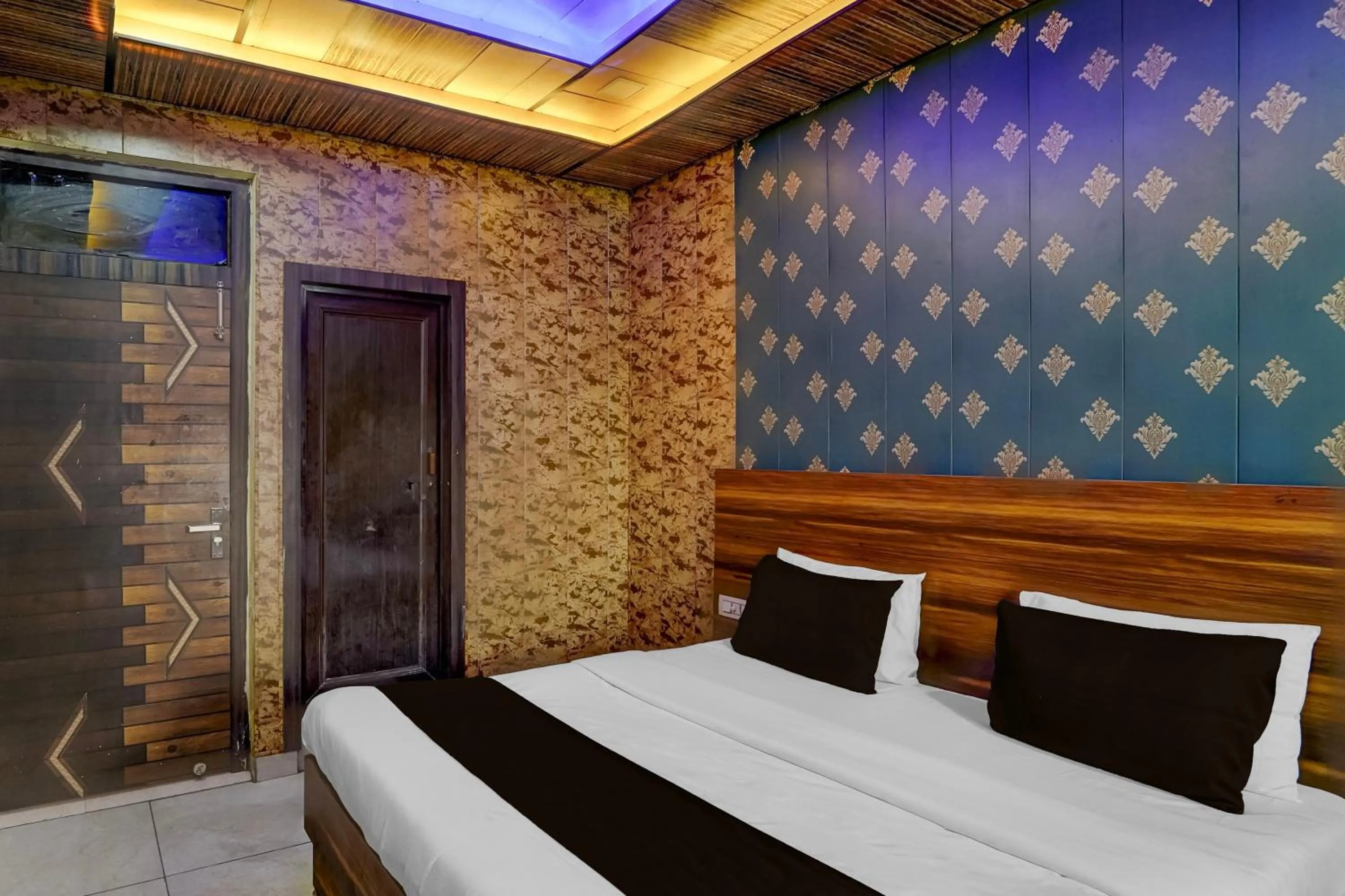 Bedroom, Bed in Super Collection O JK Temple Kanpur Formerly Yatika Inn