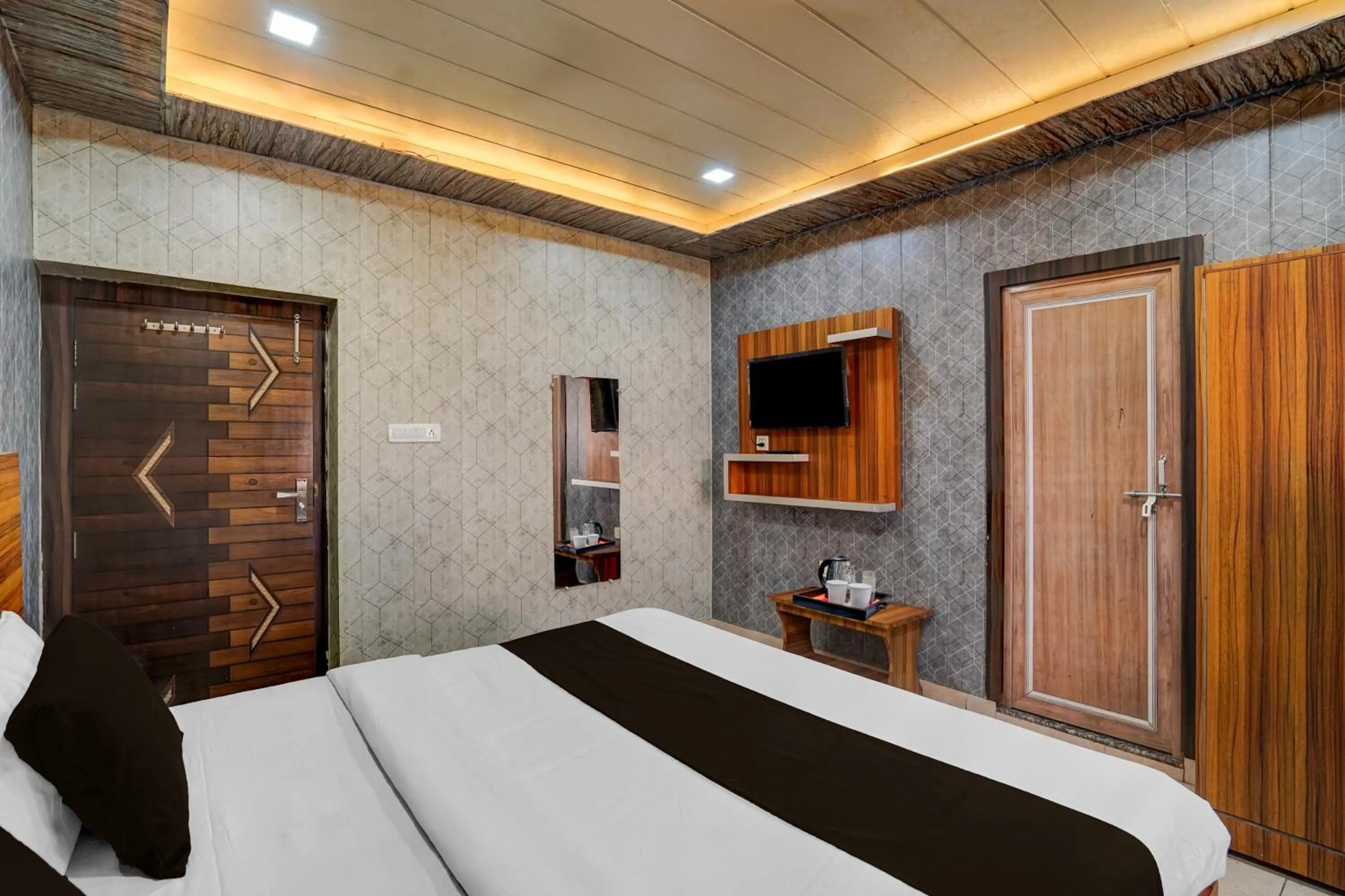 Bedroom, Bed in Super Collection O JK Temple Kanpur Formerly Yatika Inn