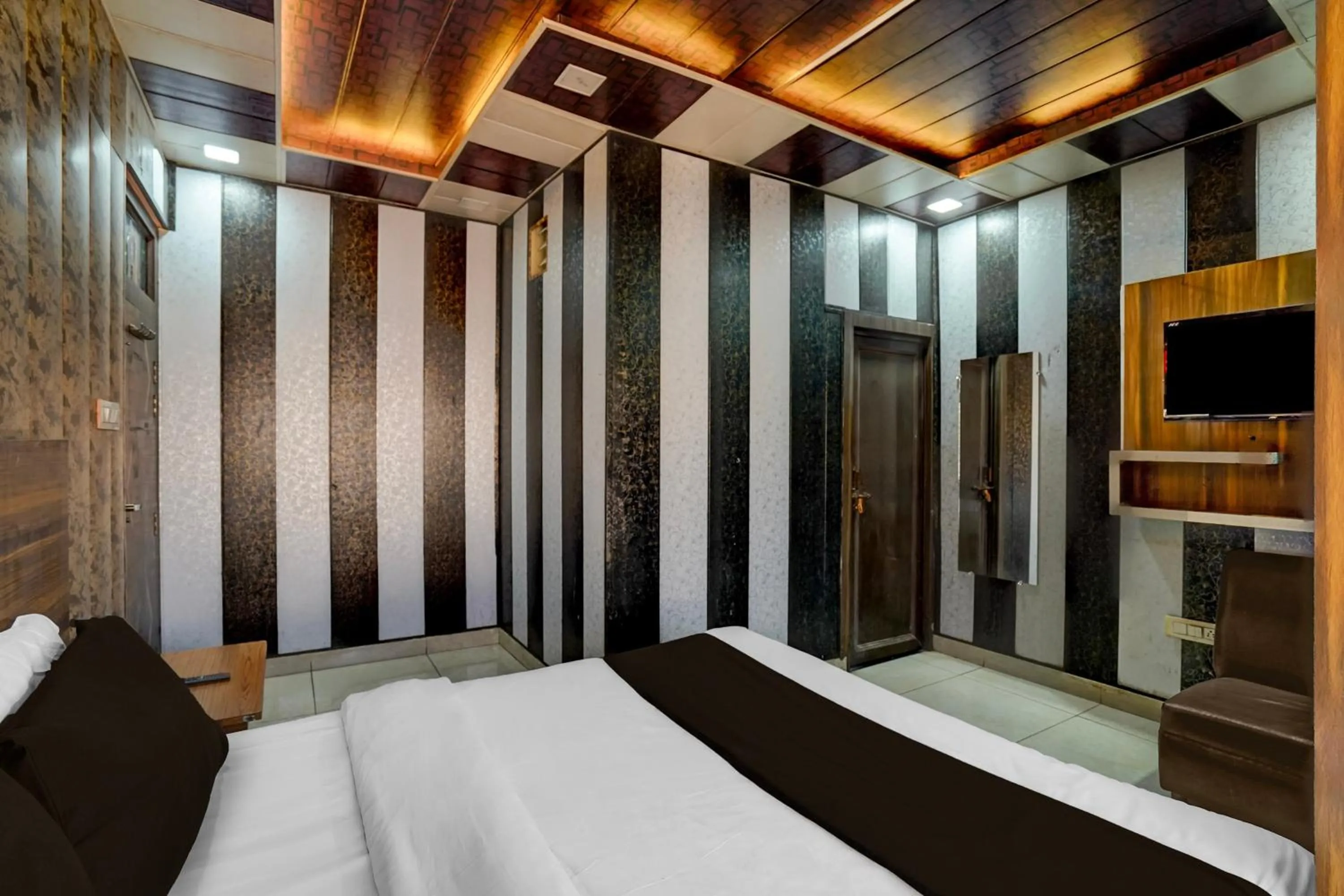 Bedroom, Bed in Super Collection O JK Temple Kanpur Formerly Yatika Inn