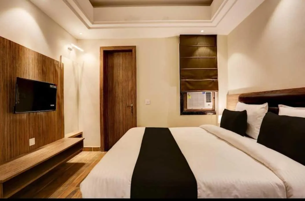 Bedroom, Bed in Collection O JK Temple Kanpur Formerly Yatika Inn