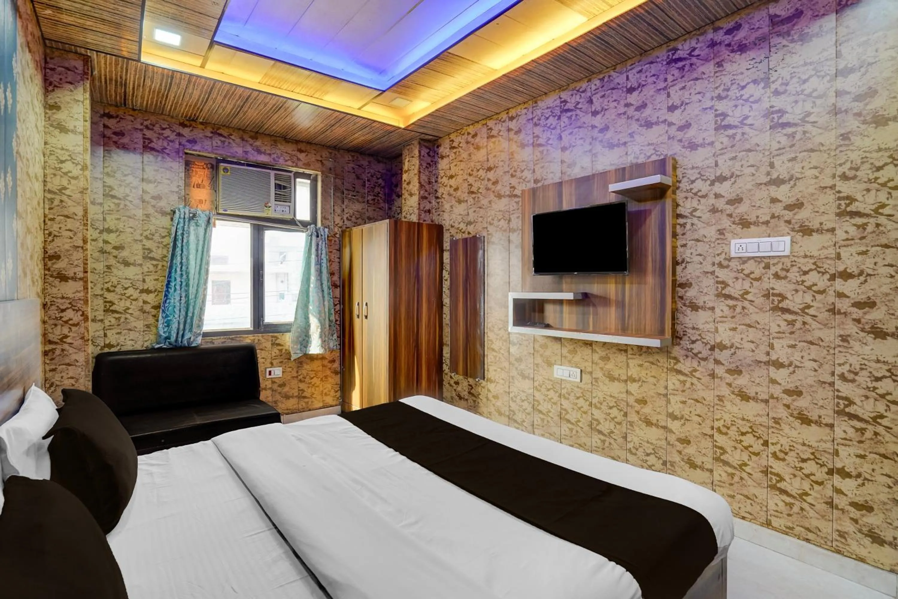 Bedroom, Bed in Super Collection O JK Temple Kanpur Formerly Yatika Inn