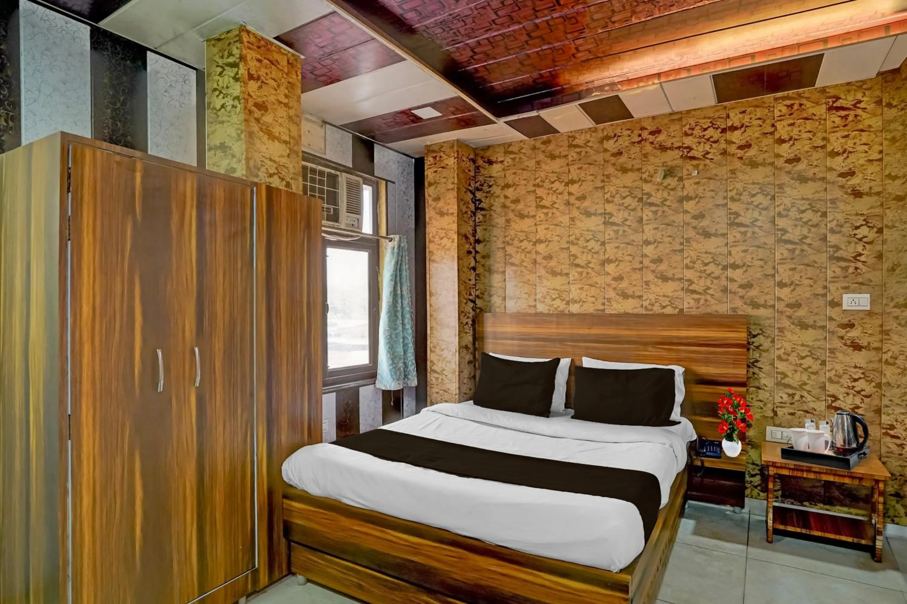 Bedroom, Bed in Super Collection O JK Temple Kanpur Formerly Yatika Inn