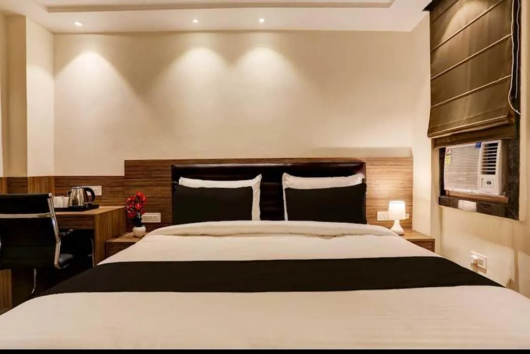 Bedroom, Bed in Collection O JK Temple Kanpur Formerly Yatika Inn