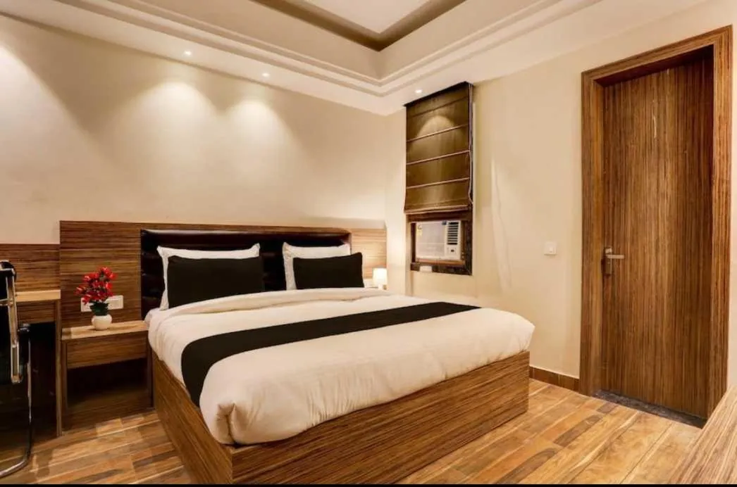 Bedroom, Bed in Collection O JK Temple Kanpur Formerly Yatika Inn