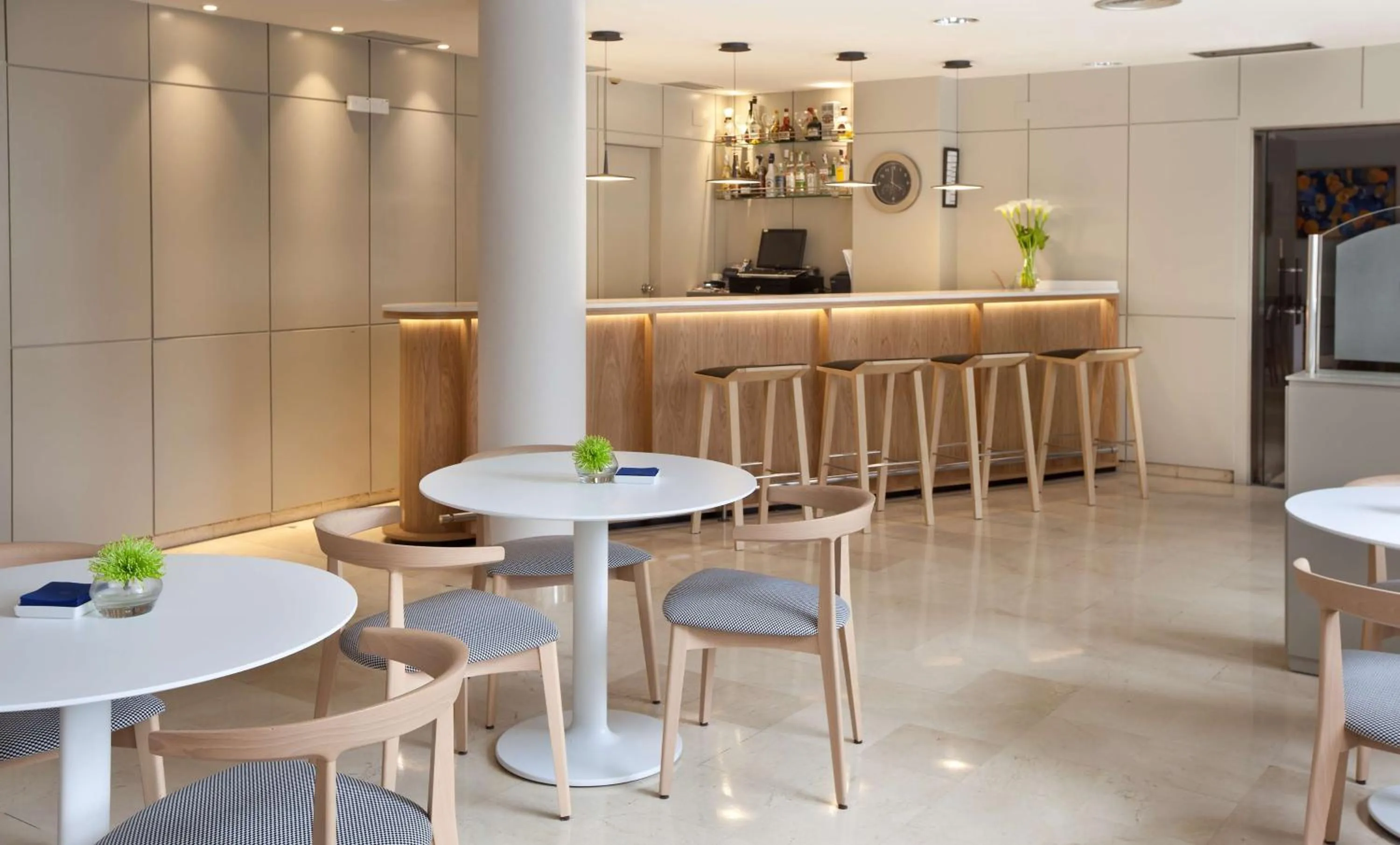 Lounge or bar in NH Ciudad de Santander