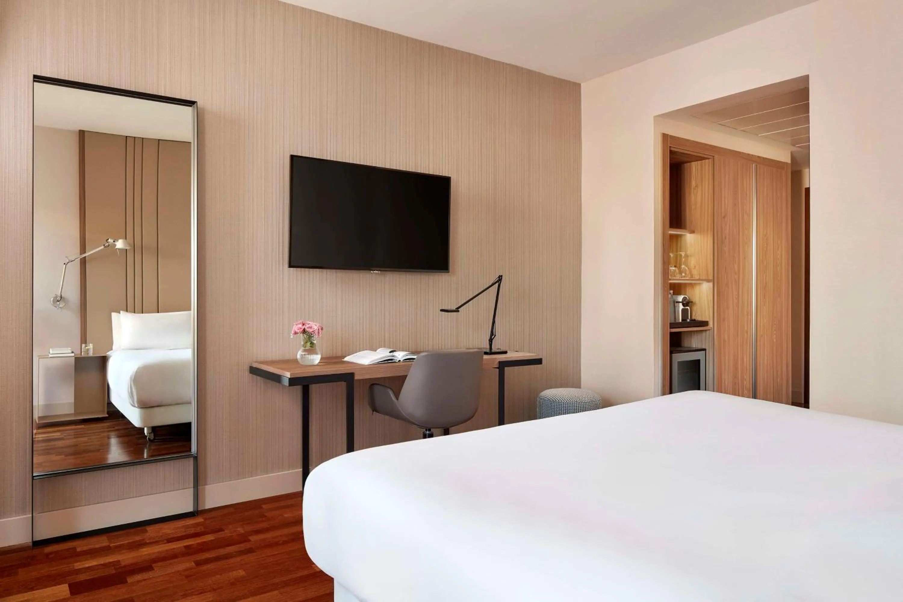 Photo of the whole room, Bed in NH Luz Huelva