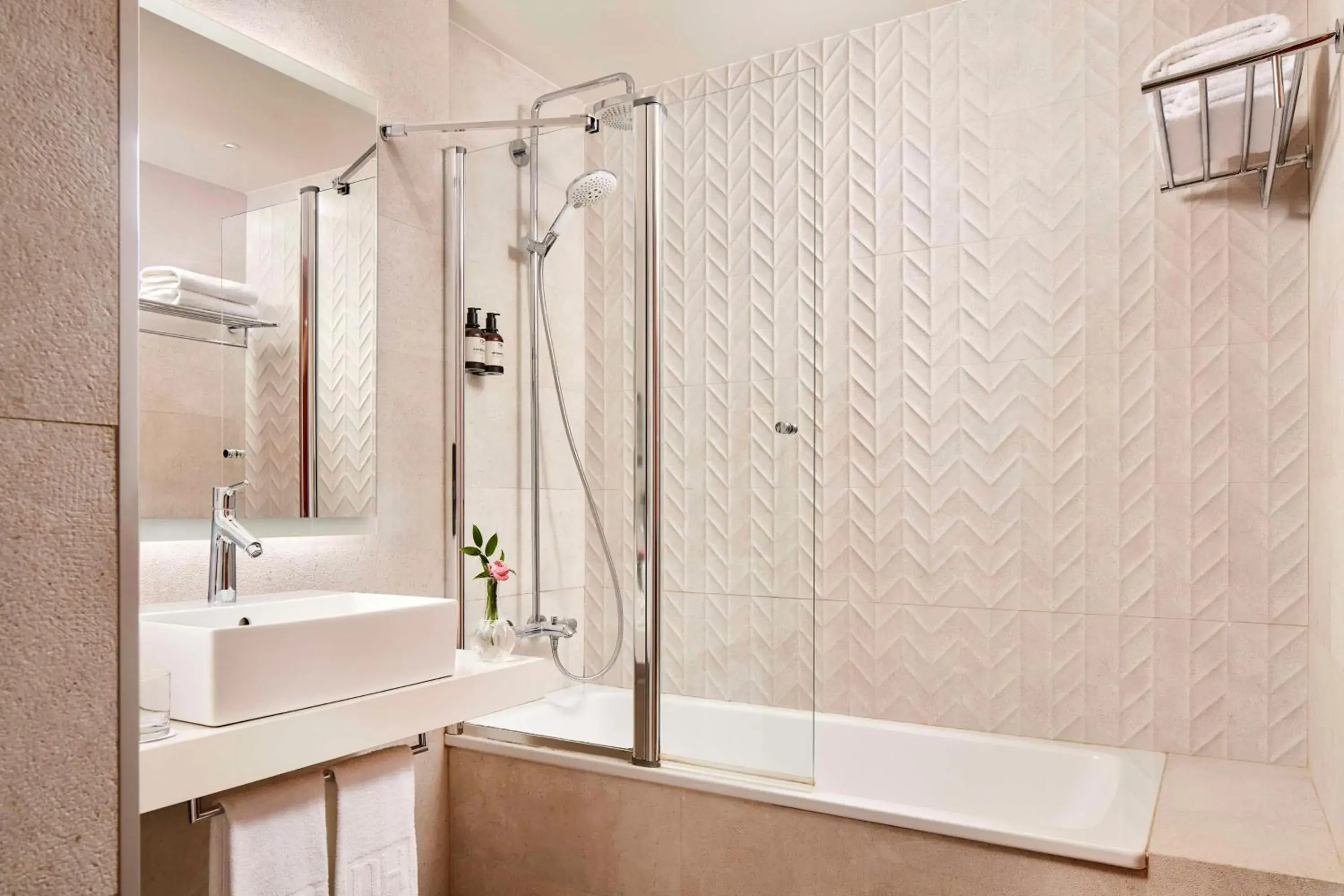 Bathroom in NH Luz Huelva Bathroom in NH Luz Huelva