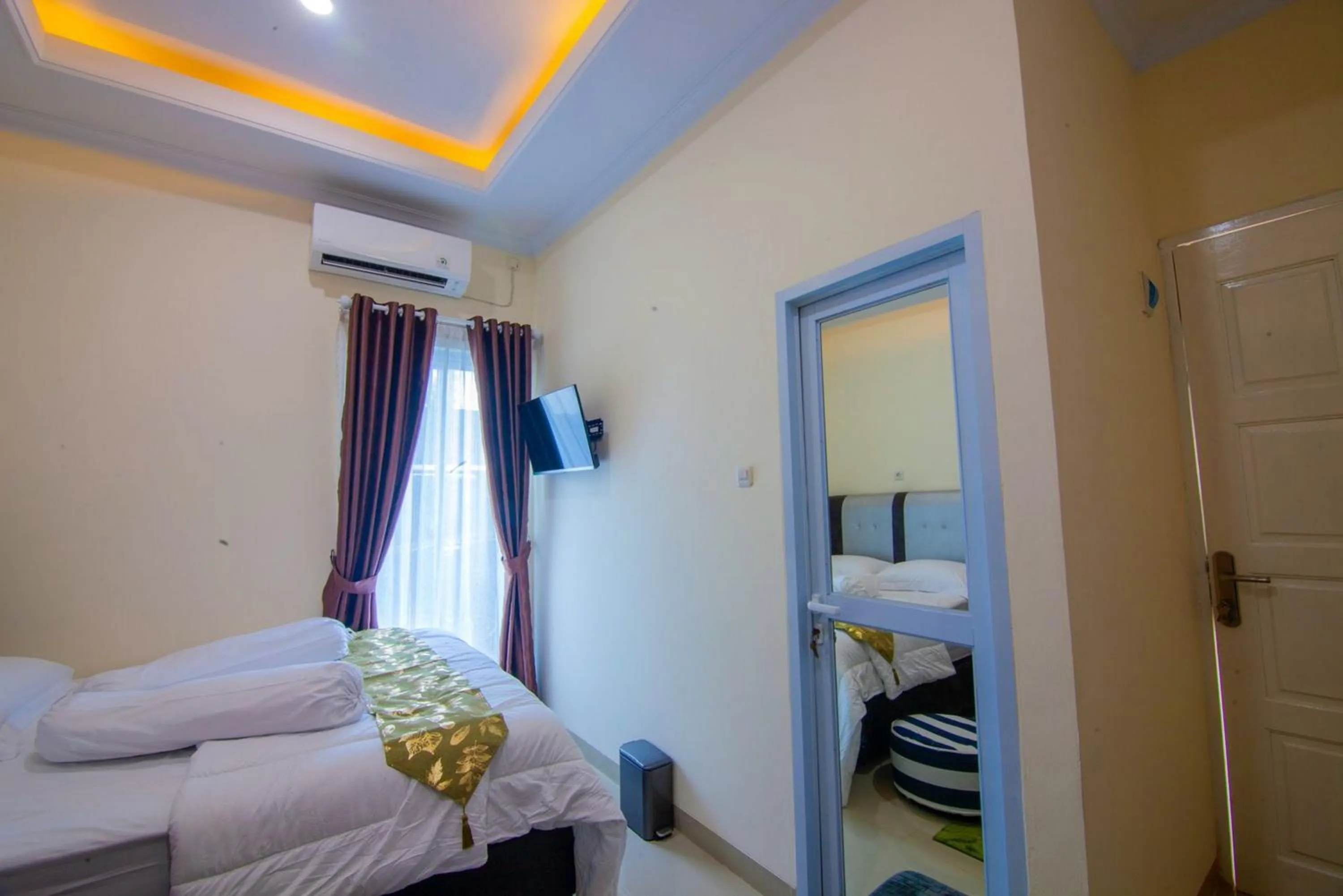 Bedroom, Bed in RedDoorz syariah near Universitas Islam Riau