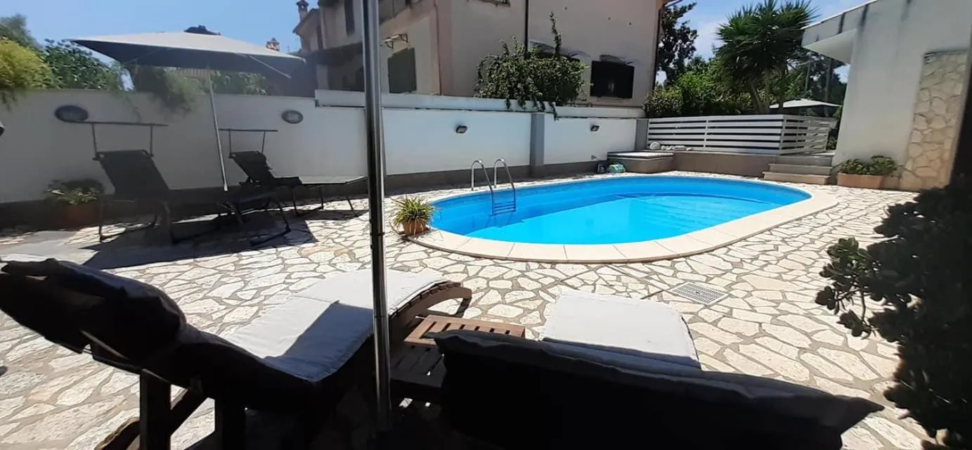 Swimming pool in Gens Mundi B&B