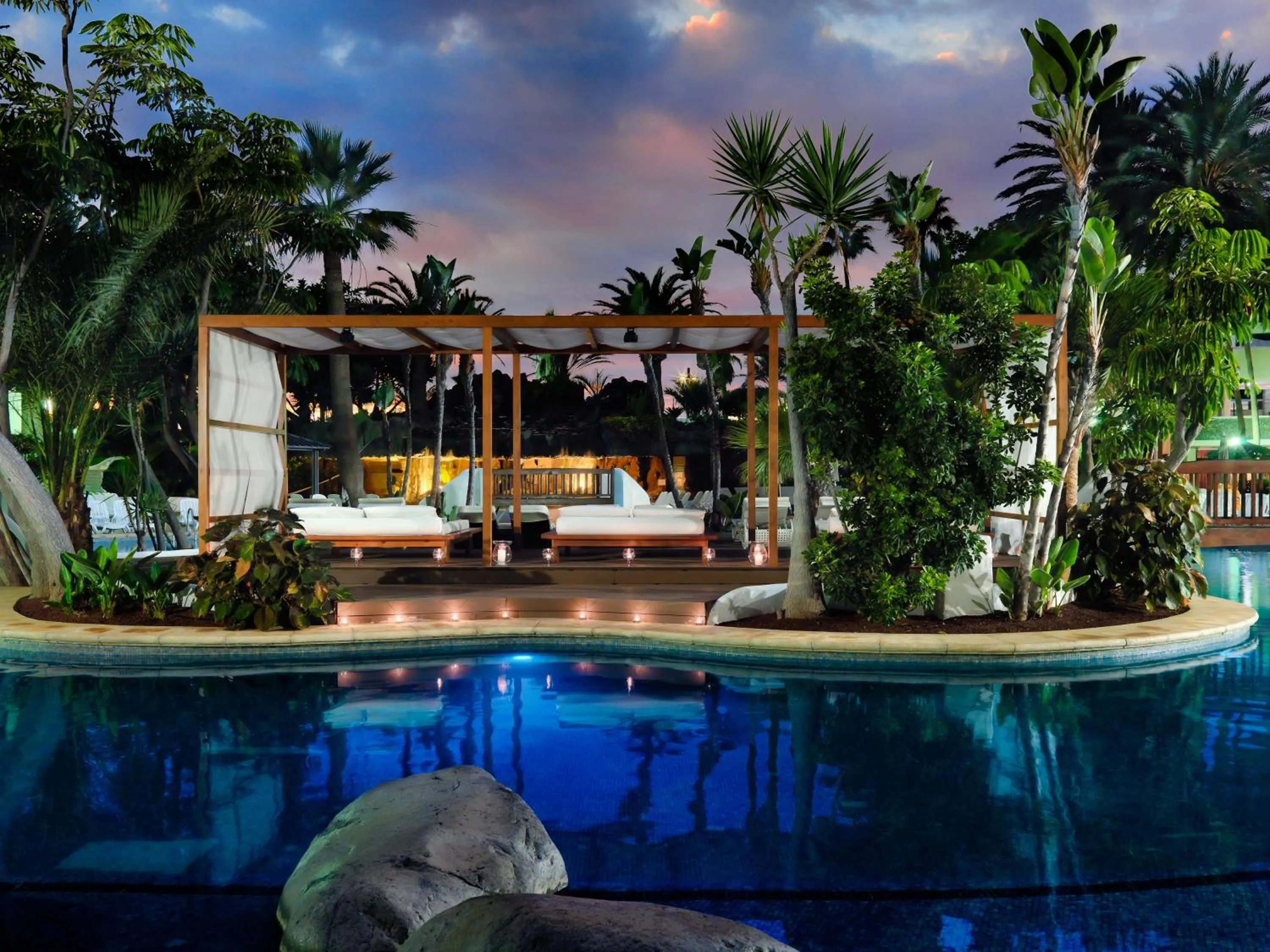 Swimming pool in H10 Conquistador